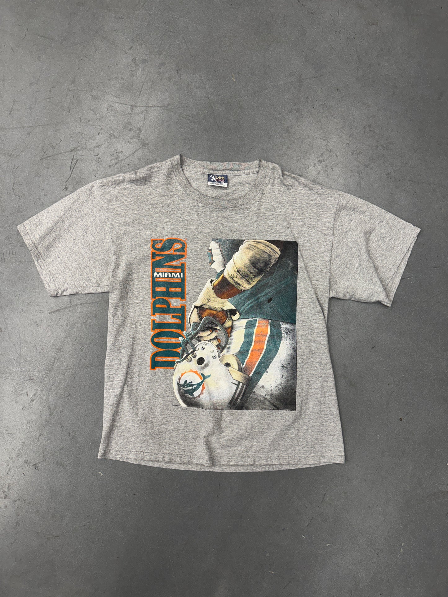 1996 MIAMI DOLPHINS ZOOMED IN PLAYER HOLDING HELMET TEE (LEE SPORT TAG)