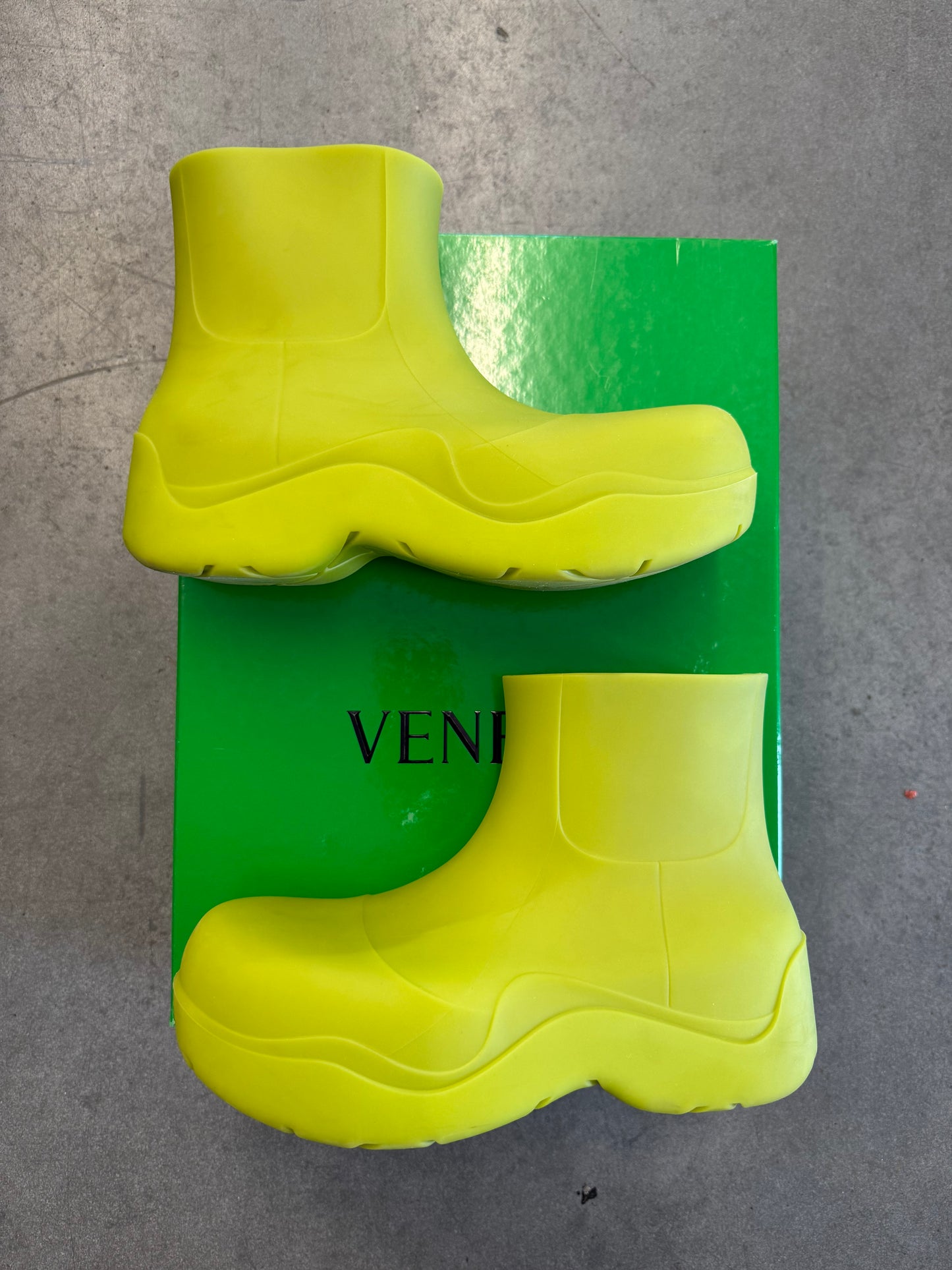 SIZE 42 BOTTEGA VENETA PUDDLE ANKLE BOOT MATTE RUBBER KIWI GREEN (PRE-OWNED WITH BOX)