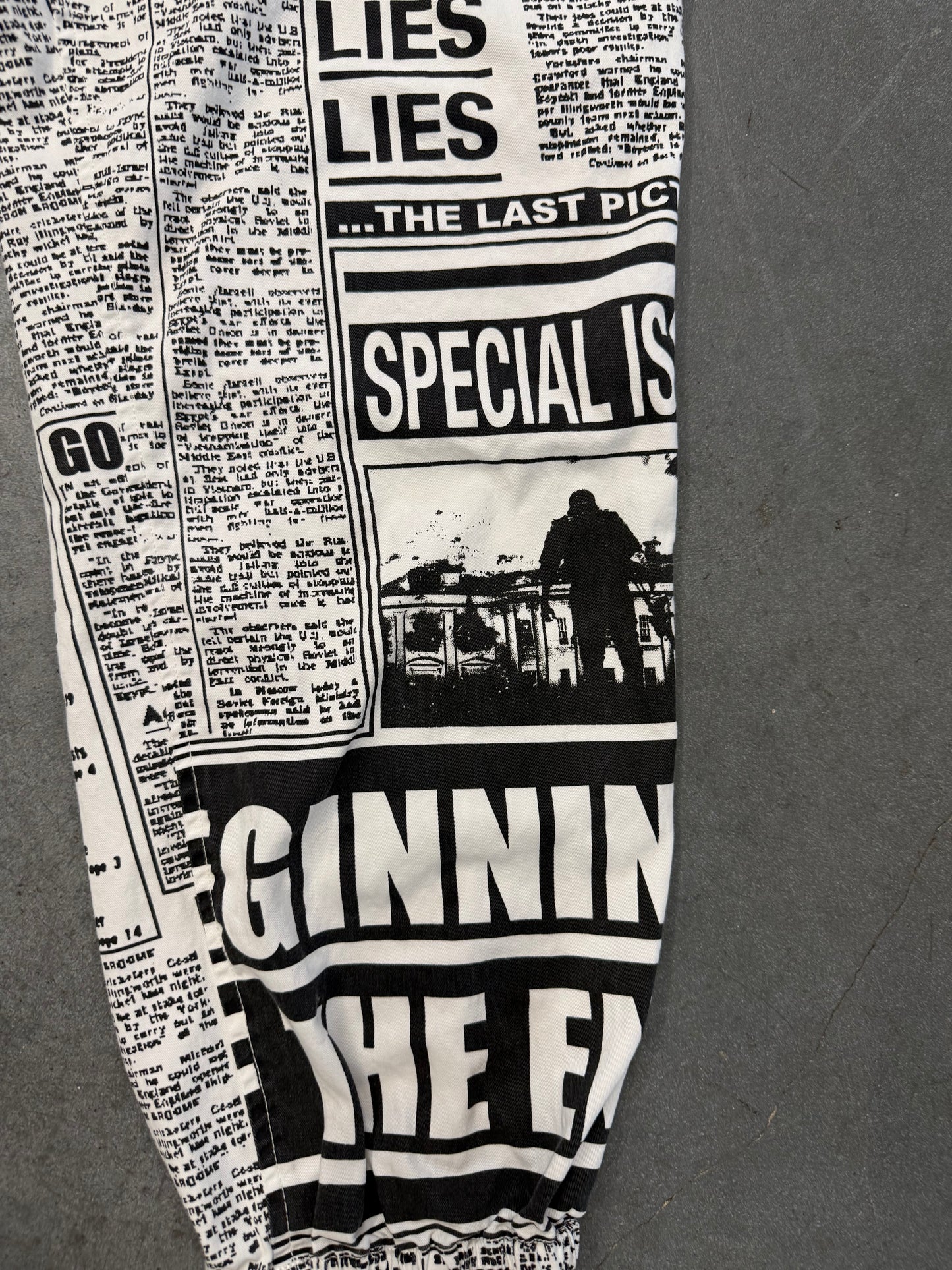FW18 SUPREME NEWSPRINT SKATE PANT
