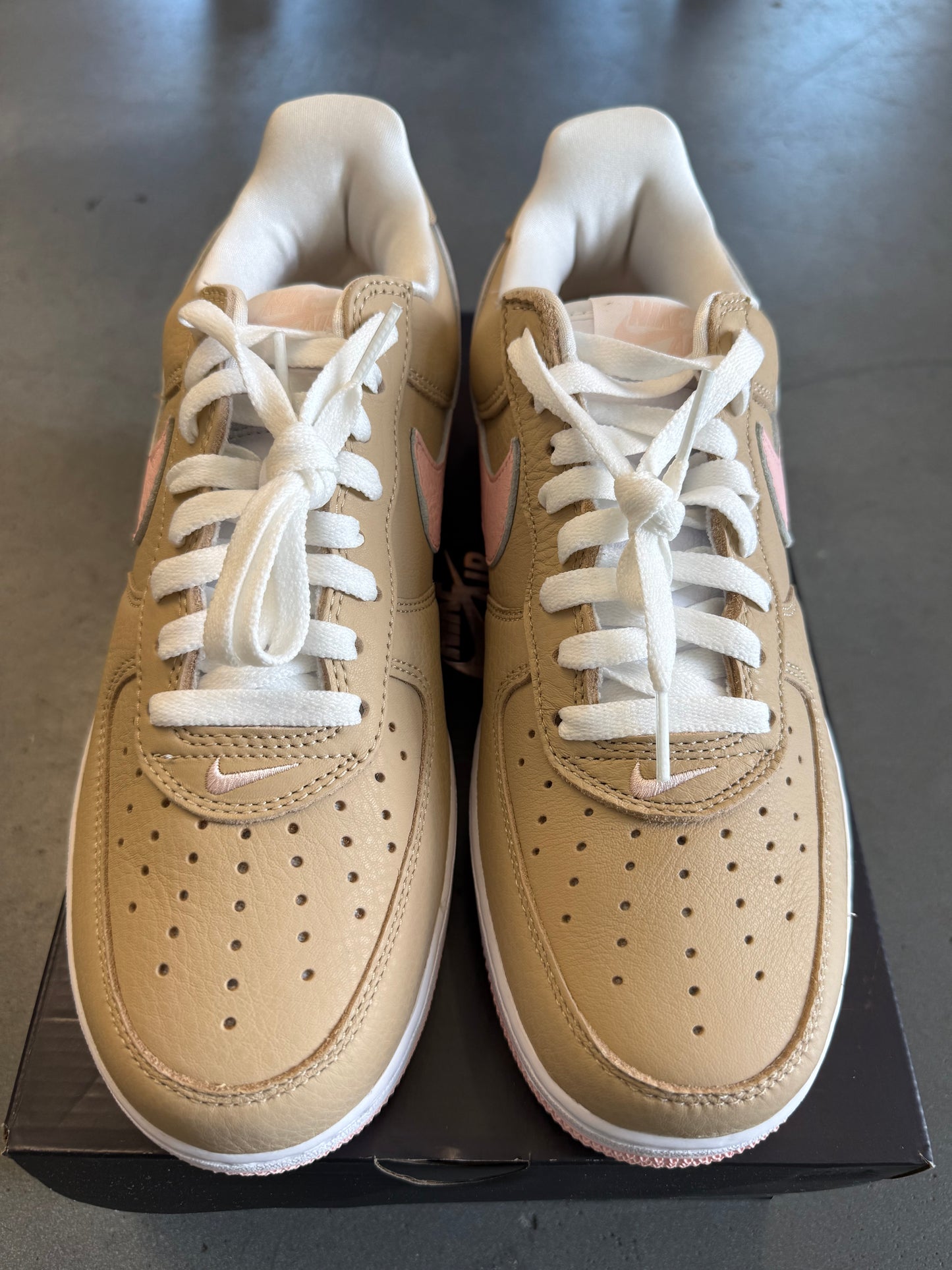 2024 SIZE 9.5 NIKE AIR FORCE 1 LOW LINEN (NEW WITH BOX)
