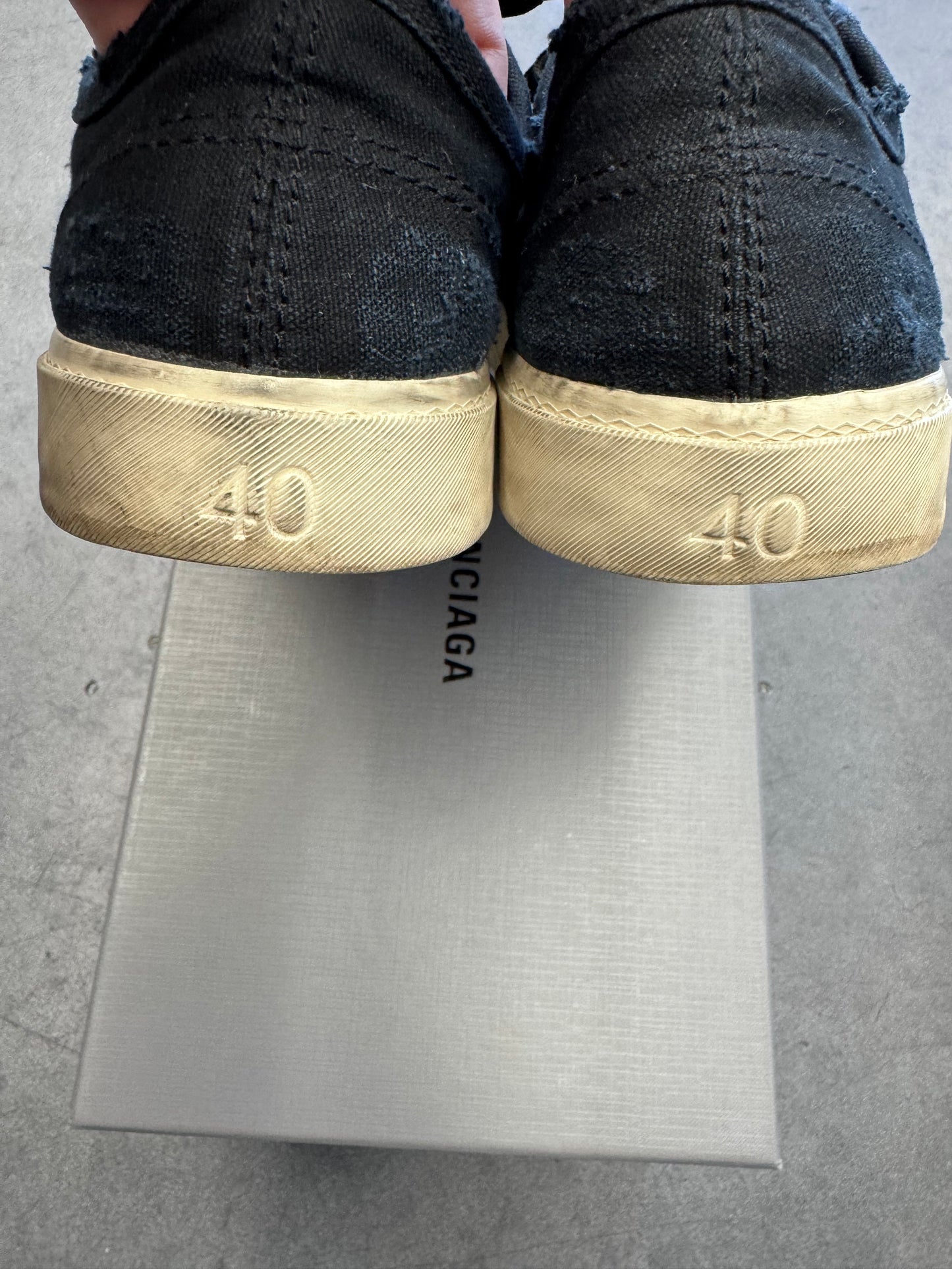 SIZE 40 BALENCIAGA PARIS CANVAS LOW SNEAKER - BLACK/WHITE (PRE OWNED WITH BOX)