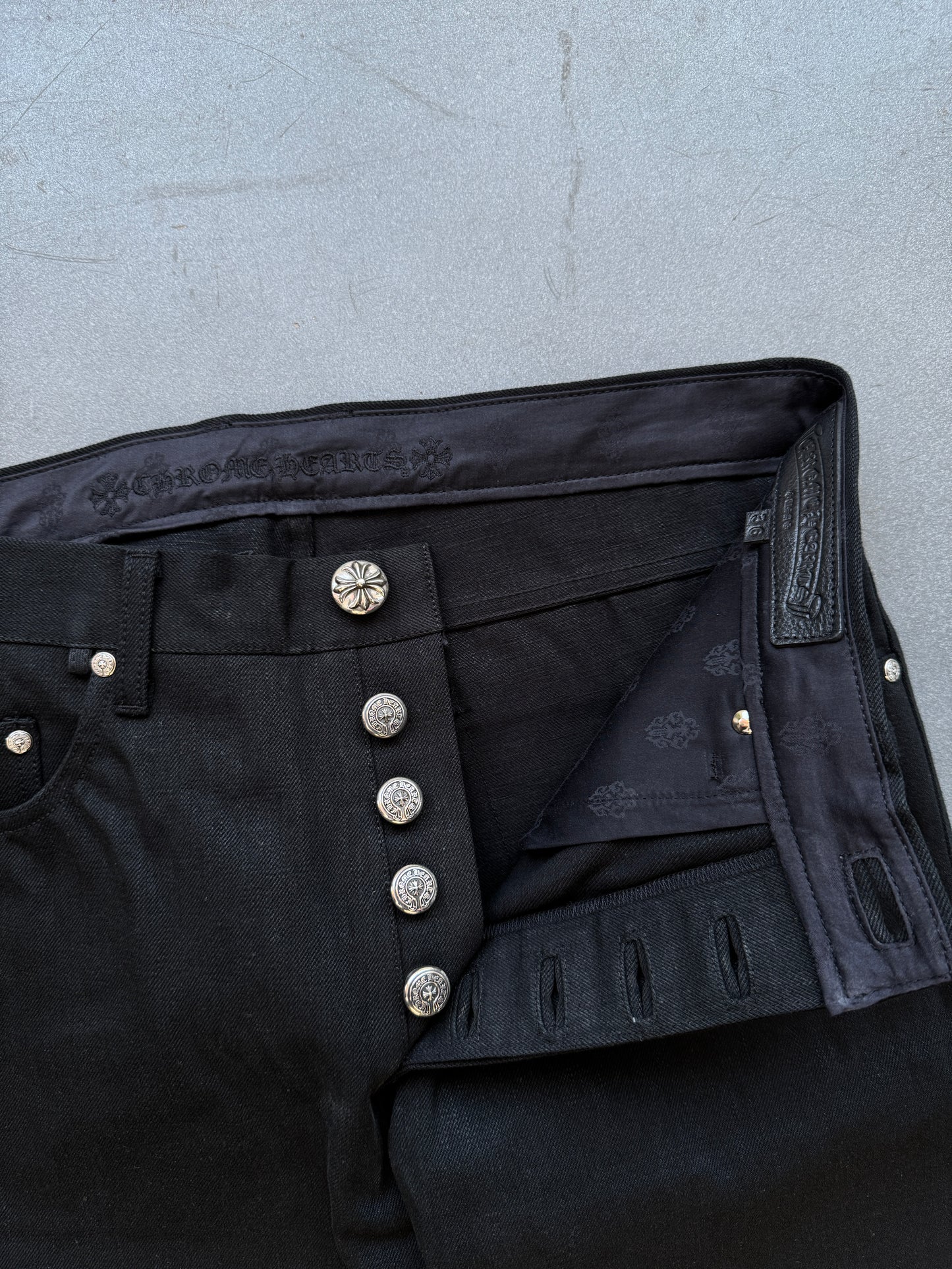 CHROME HEARTS BLACK DENIM FLEUR KNEE PANTS (36) (NEW)