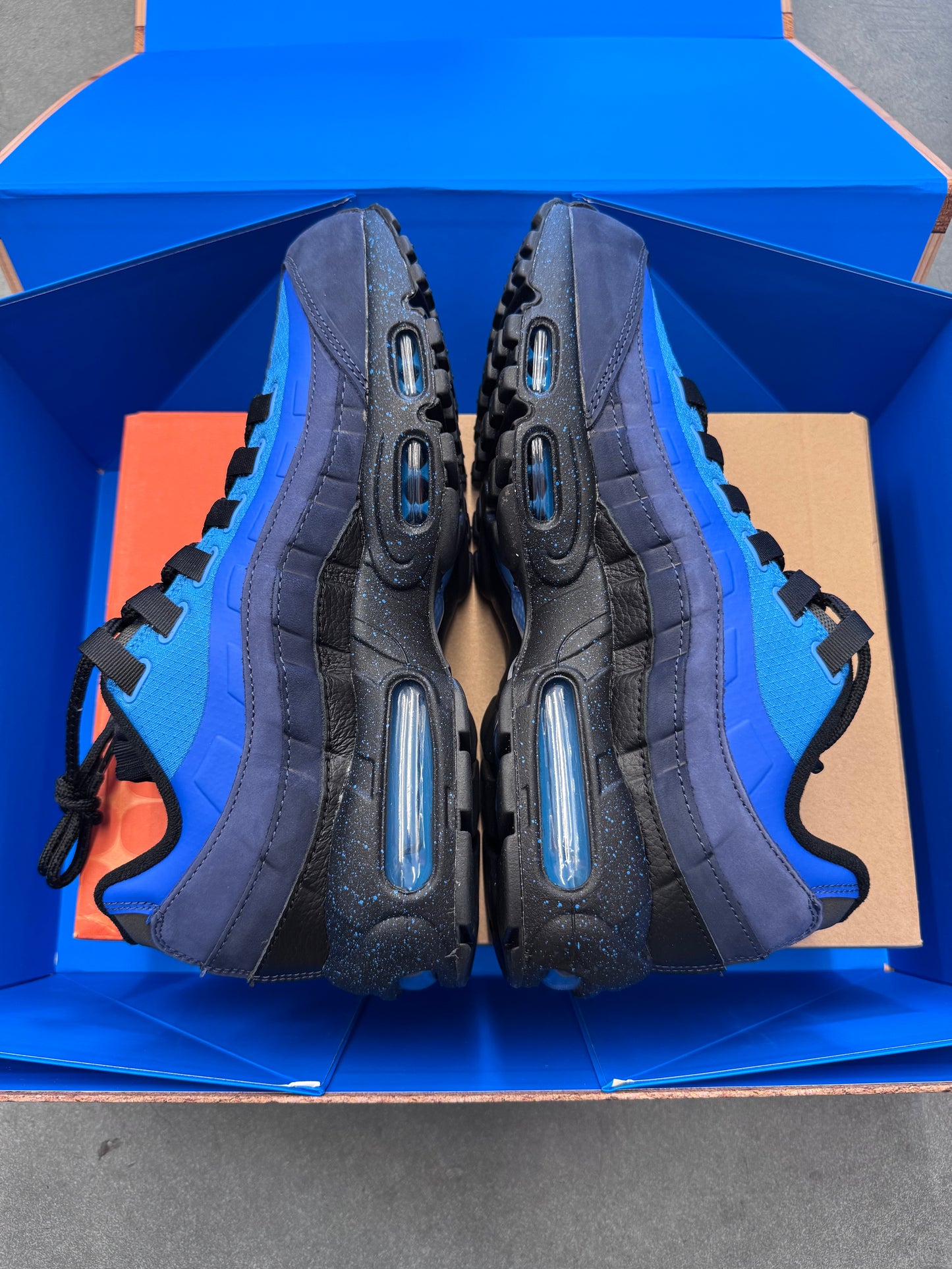 2024 SIZE 9.5 NIKE AIR MAX 95 & NIKE AIR FORCE 1 LOW STASH SPECIAL BOX (WITH POSTER) (SIGNED) (BRAND NEW OG ALL)