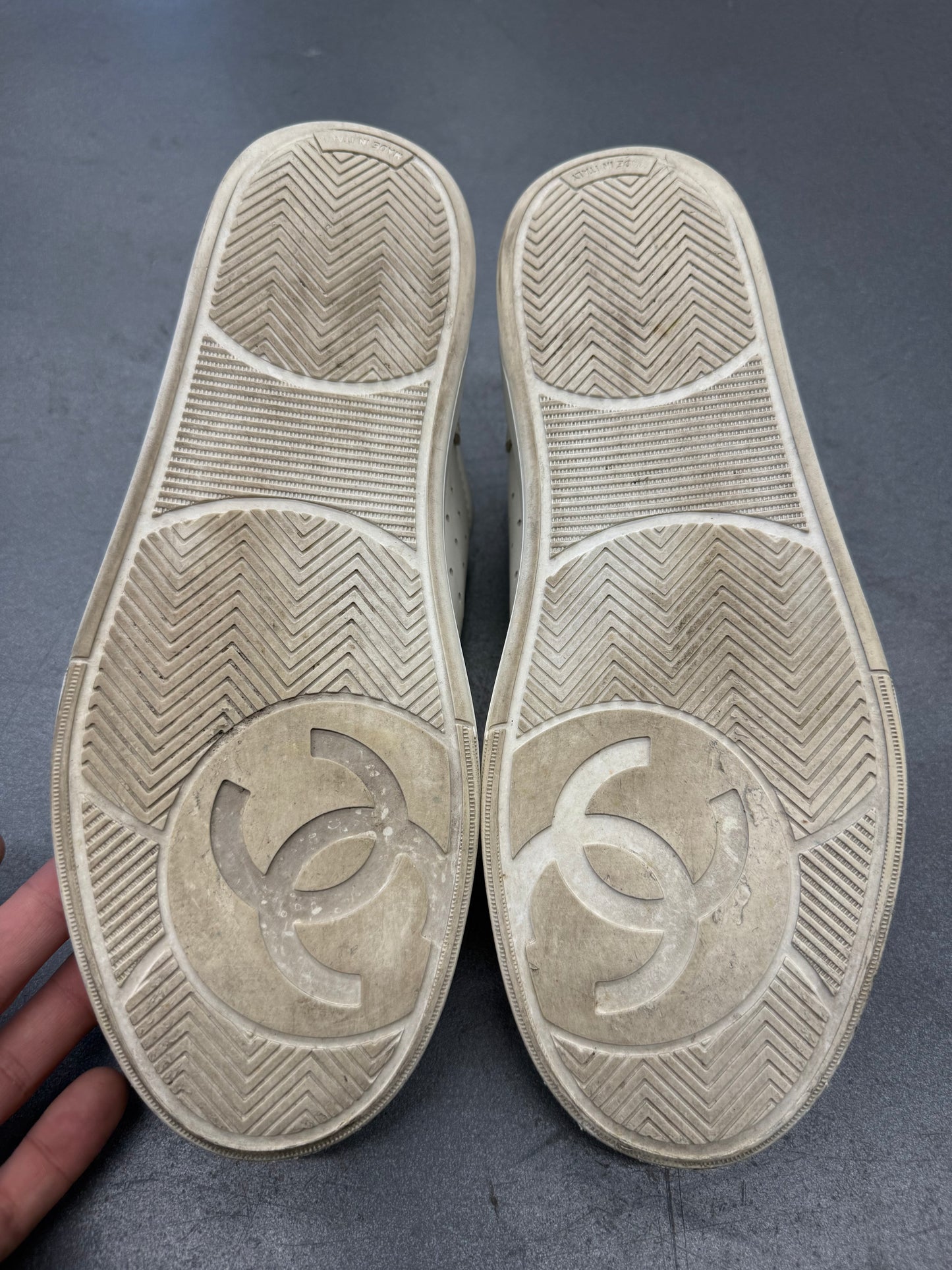 SIZE 42 CHANEL G38809 LEATHER SNEAKER - WHITE