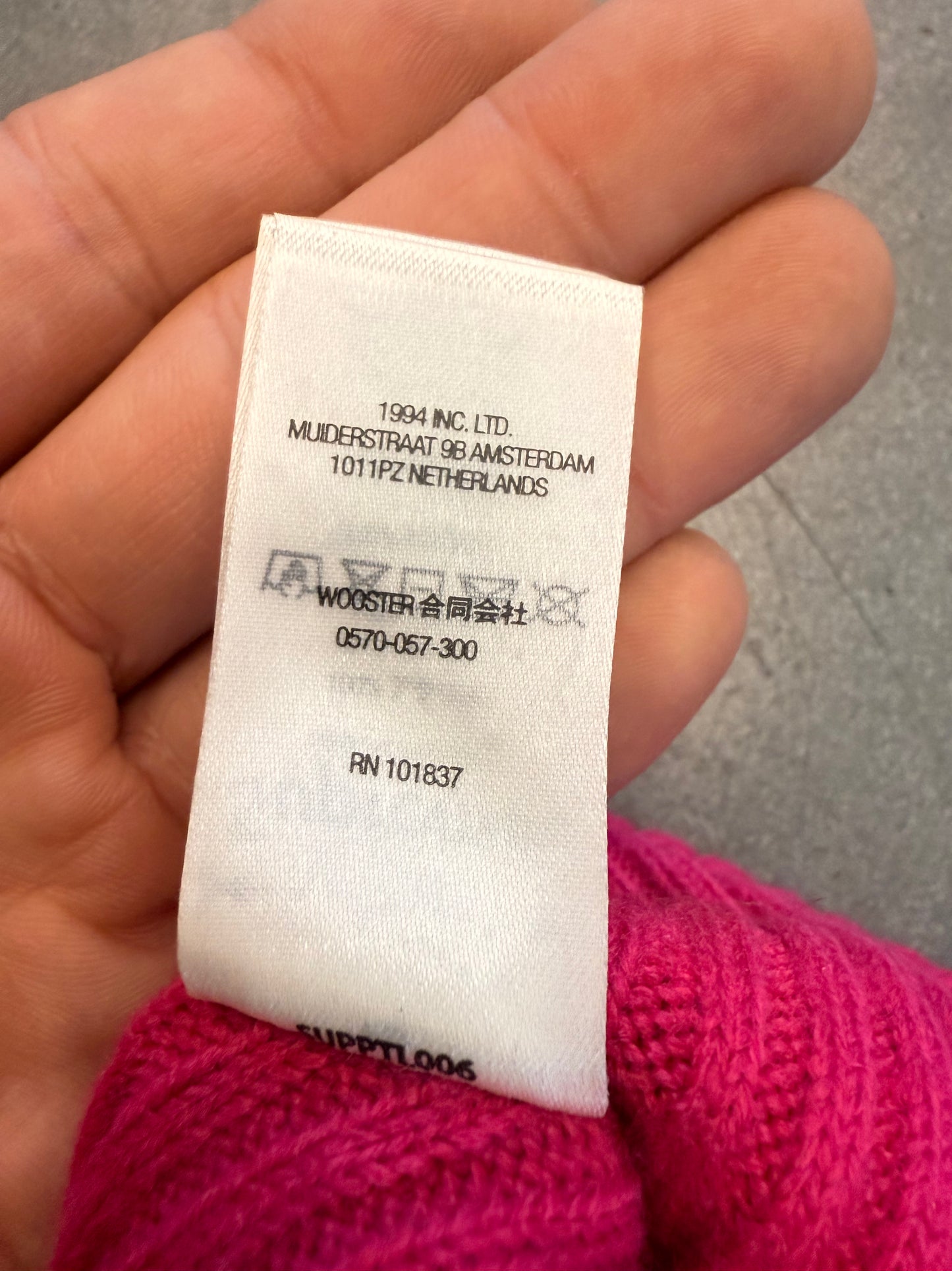 FW22 SUPREME PROPERTY LABEL BEANIE MAGENTA