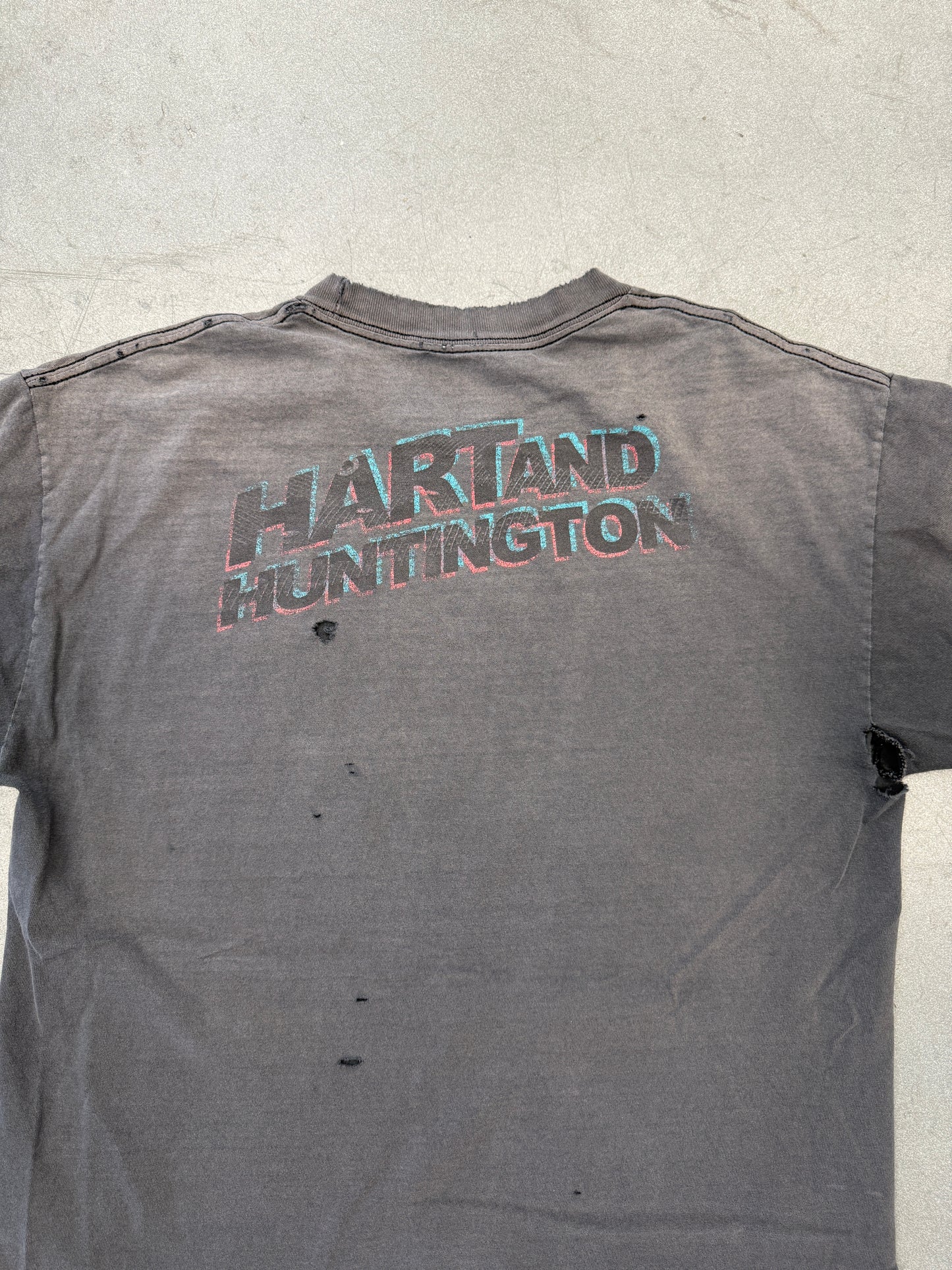 Y2K HART AND HUNTINGTON 3D LOGO DISTRESSED TEE (PULLED TAG)
