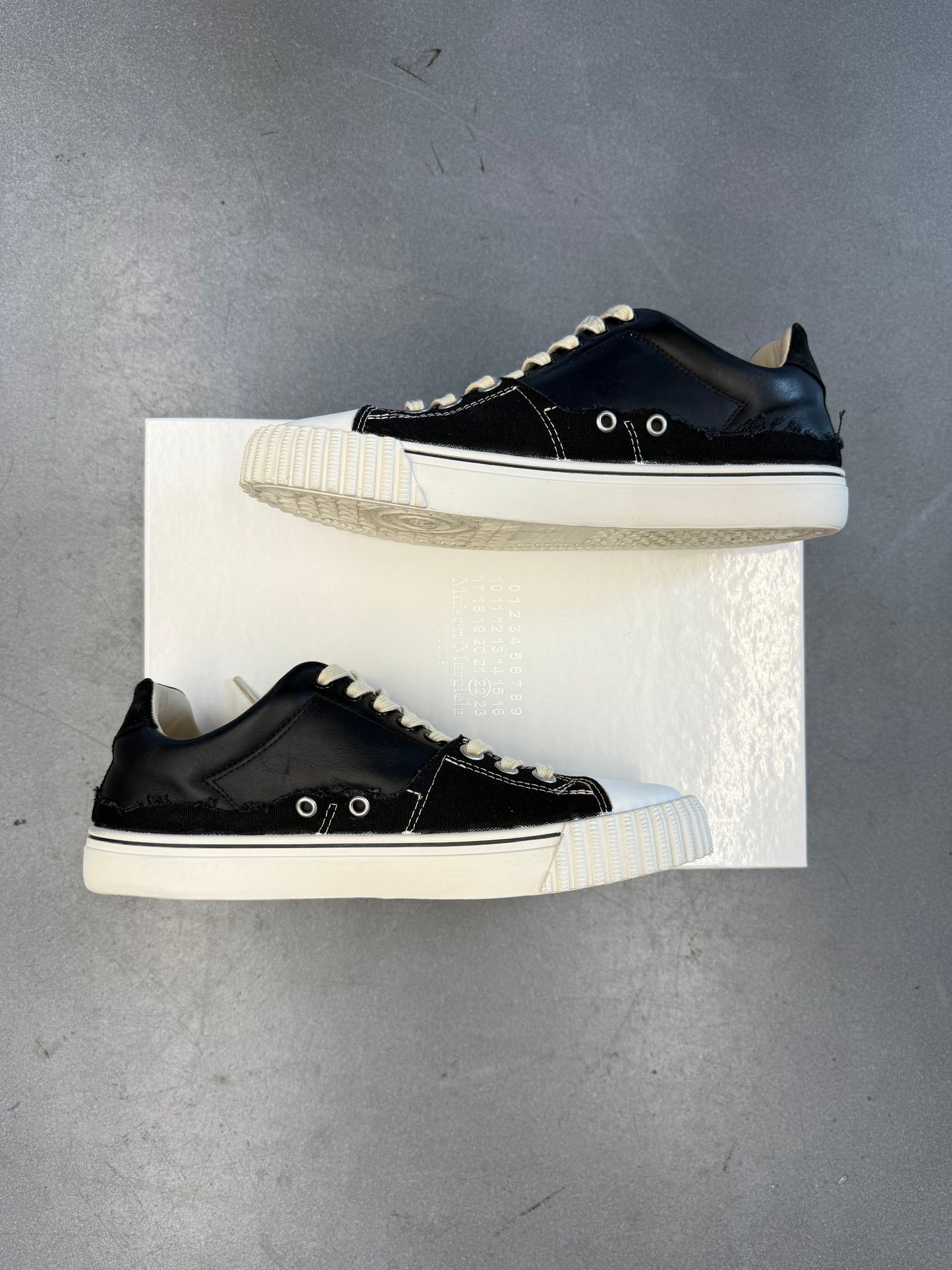 SIZE 40 MAISON MARGIELA NEW EVOLUTION - BLACK (PRE-OWNED WITH BOX)