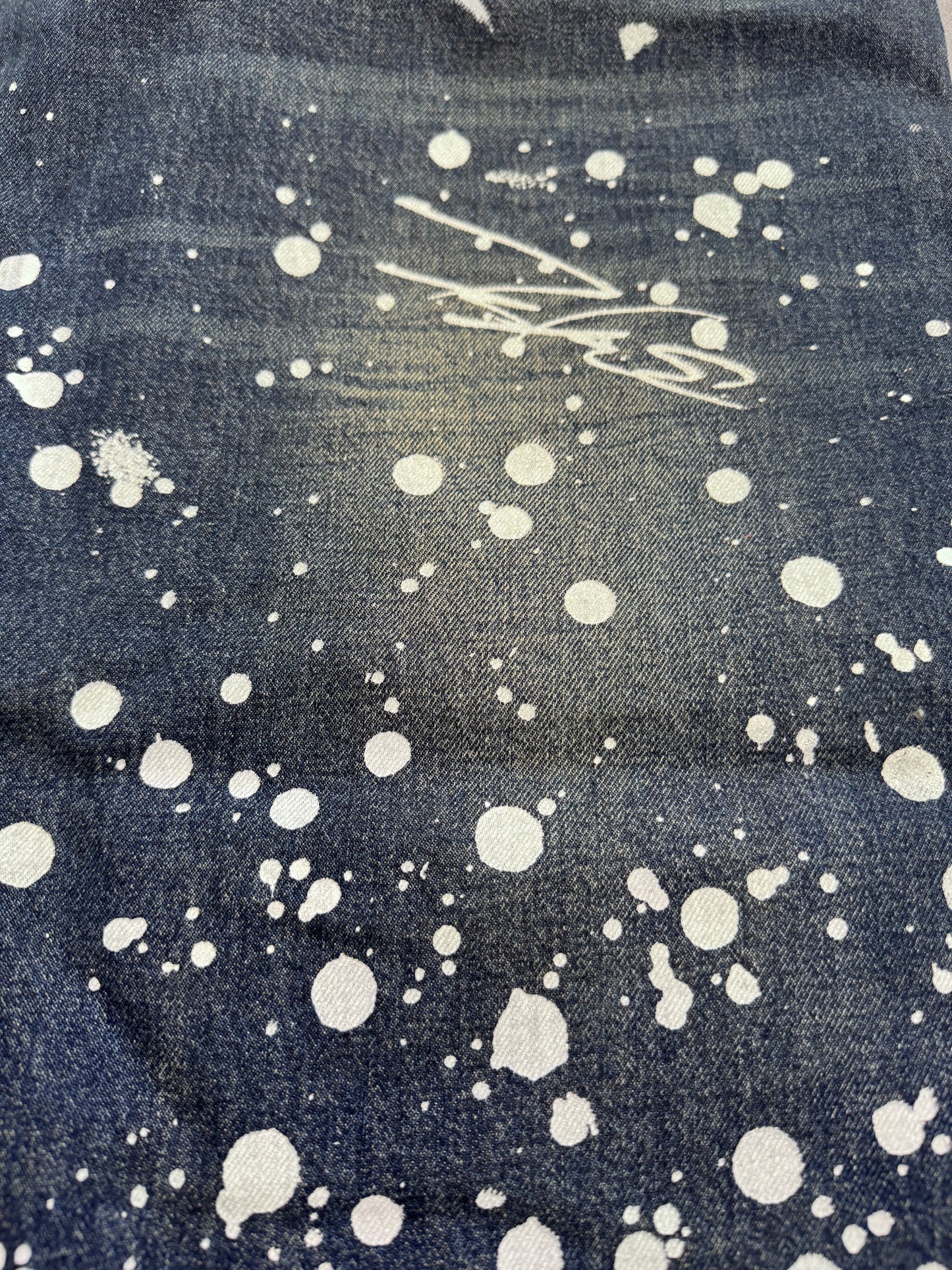 MARC JACOBS FUTURA PAINTED OVERSIZED JEAN SIZE 31 (CC)