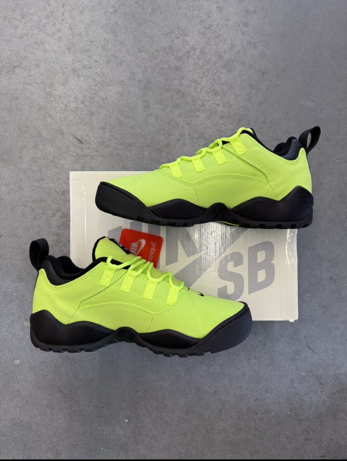 SIZE 10.5M NIKE SB DARWIN LOW SUPREME VOLT (BRAND NEW, WITH BOX)