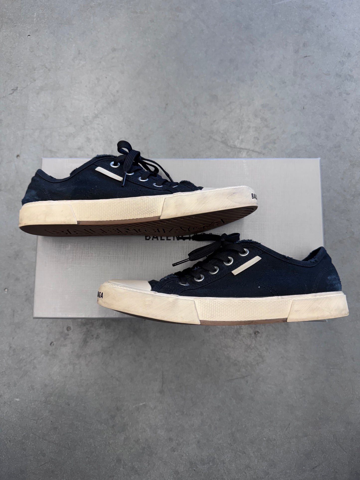 SIZE 40 BALENCIAGA PARIS CANVAS LOW SNEAKER - BLACK/WHITE (PRE OWNED WITH BOX)