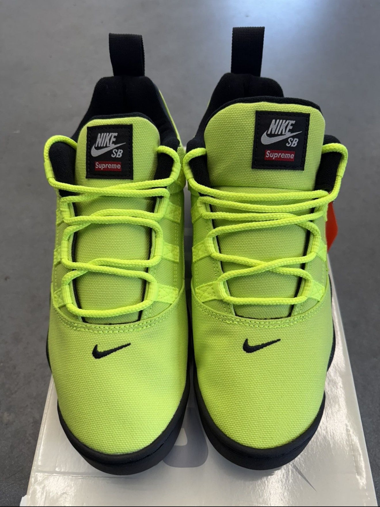 SIZE 10.5M NIKE SB DARWIN LOW SUPREME VOLT (BRAND NEW, WITH BOX)