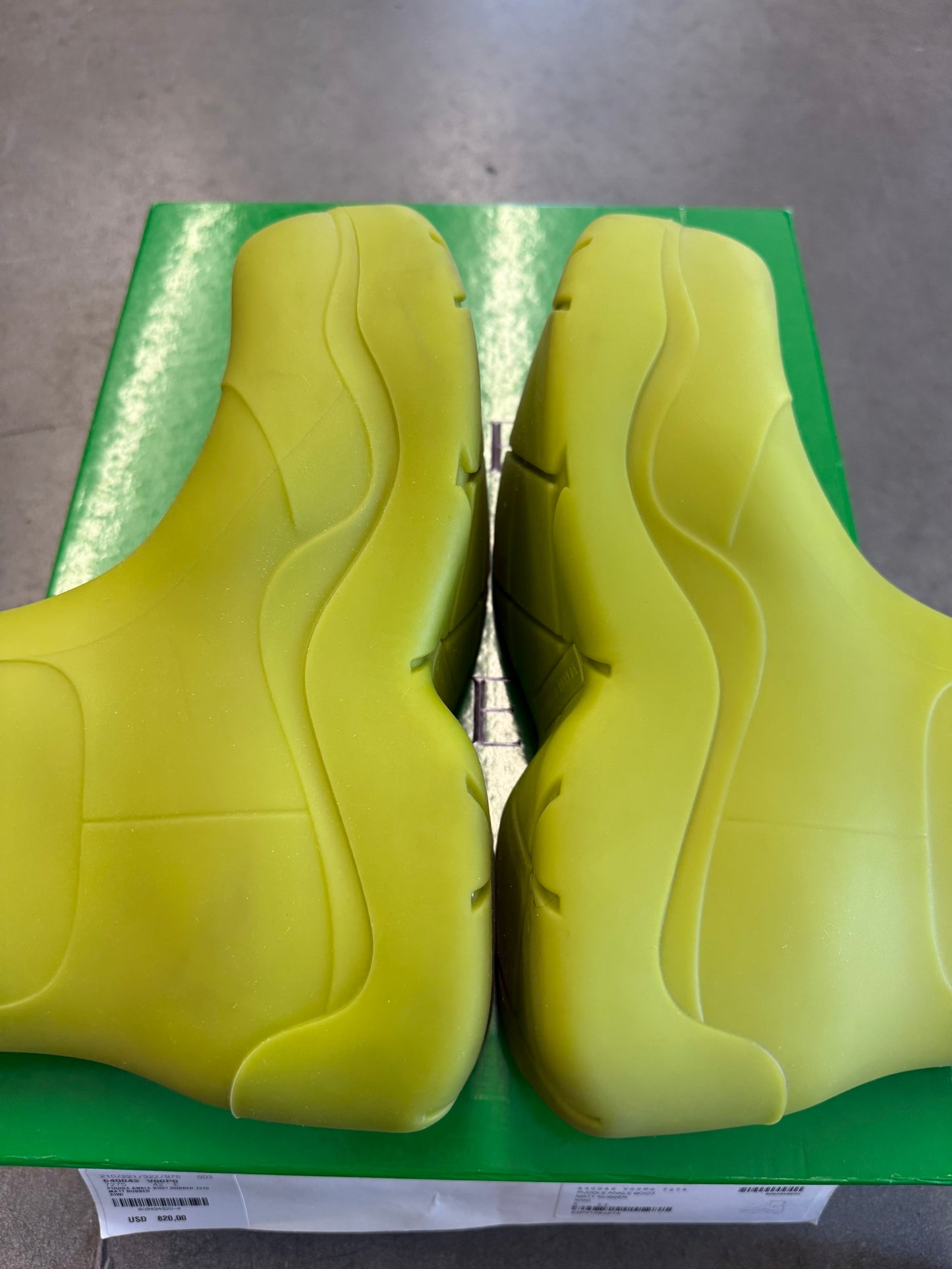 SIZE 42 BOTTEGA VENETA PUDDLE ANKLE BOOT MATTE RUBBER KIWI GREEN (PRE-OWNED WITH BOX)