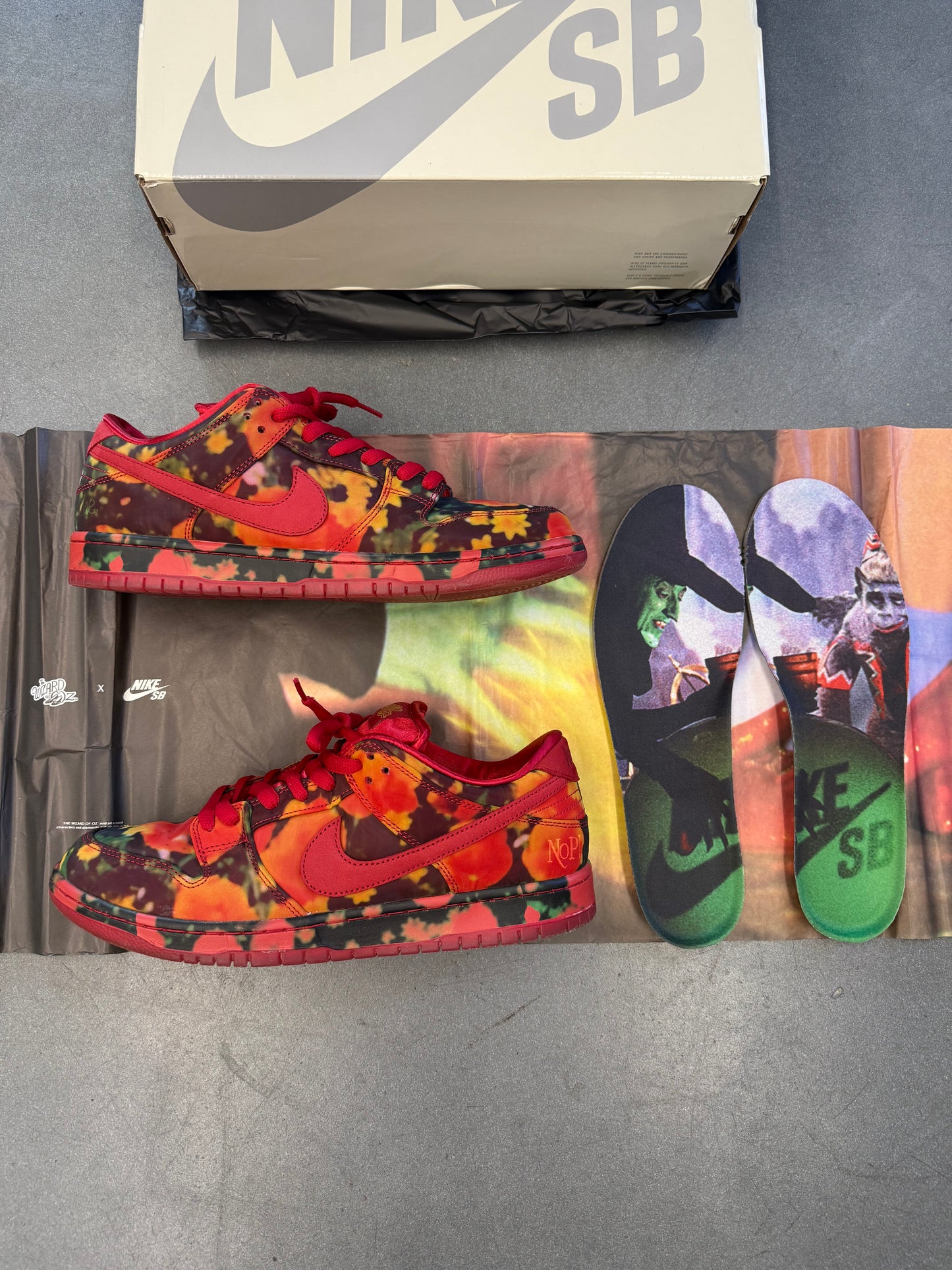 2024 SIZE 12 NIKE SB DUNK LOW THE WIZARD OF OZ POPPY FIELD (PRE-OWNED WITH BOX)