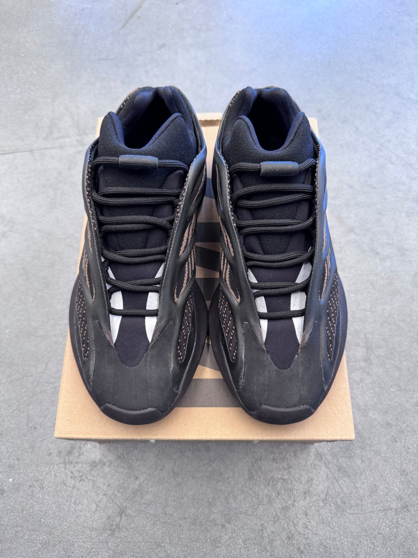 2020 SIZE 8 YEEZY 700 V3 CLAY BROWN (PRE-OWNED WITH BOX)