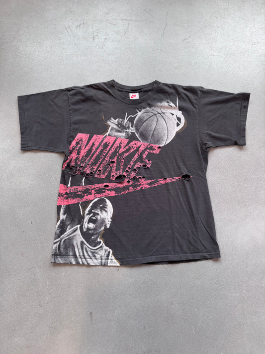 1991 NIKE AIR JORDAN DUNKING AOP DISTRESSED LOGO TEE (WHITE/GREY/RED TAG)