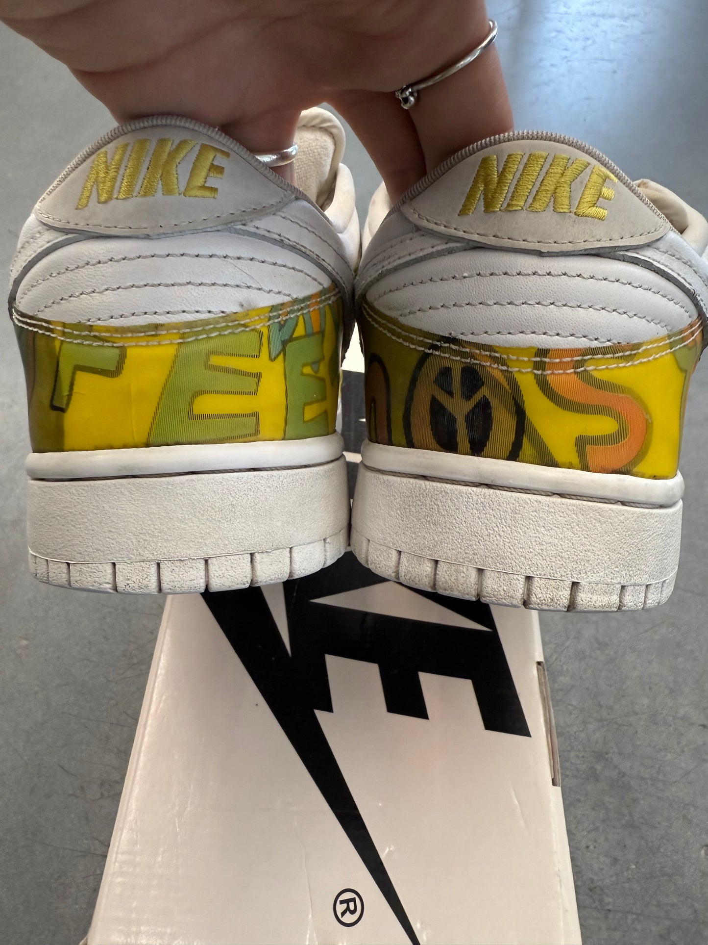 SIZE 9.5 NIKE SB DUNK LOW DE LA SOUL (2005) (PRE-OWNED WITH BOX)