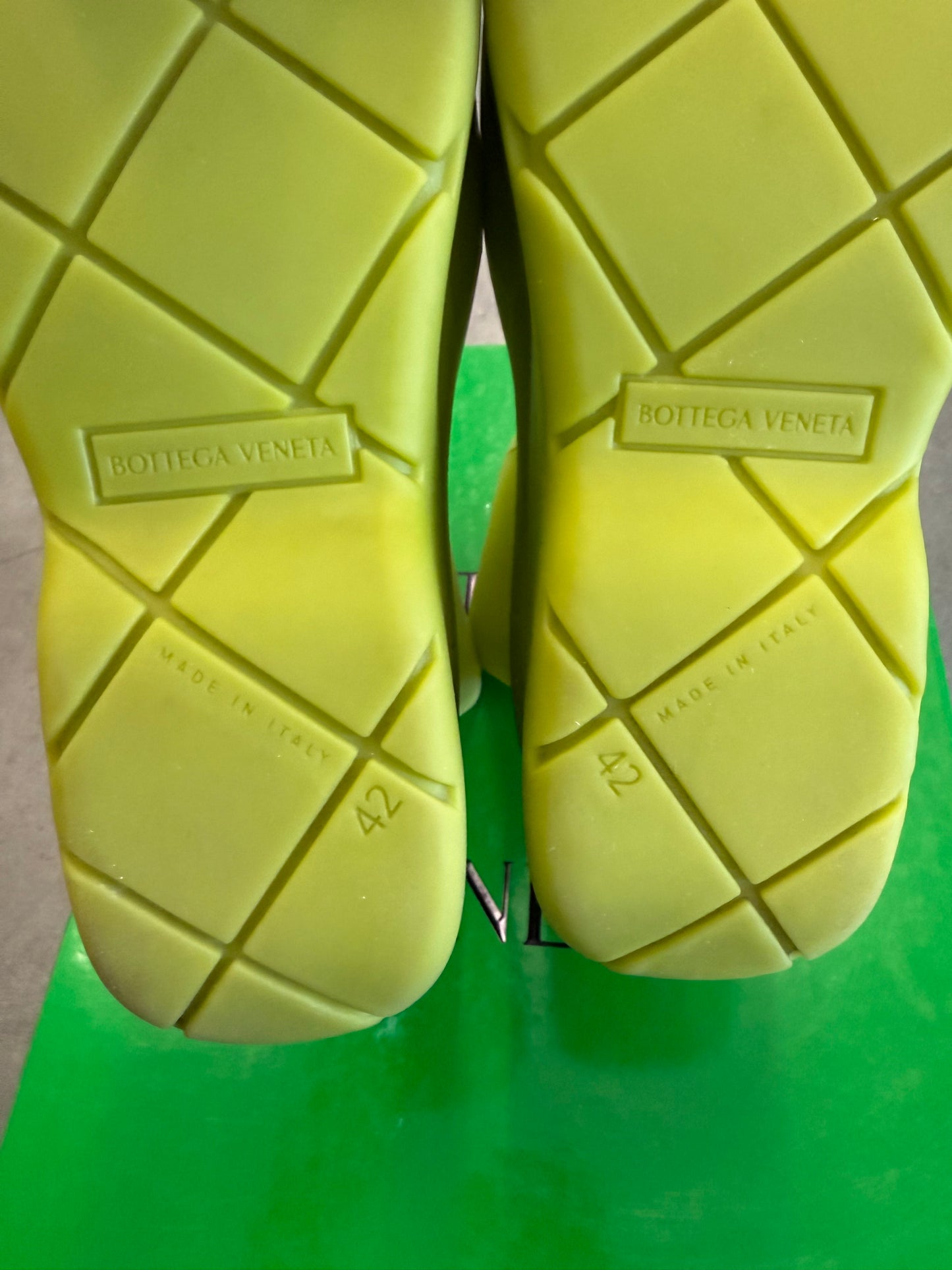 SIZE 42 BOTTEGA VENETA PUDDLE ANKLE BOOT MATTE RUBBER KIWI GREEN (PRE-OWNED WITH BOX)