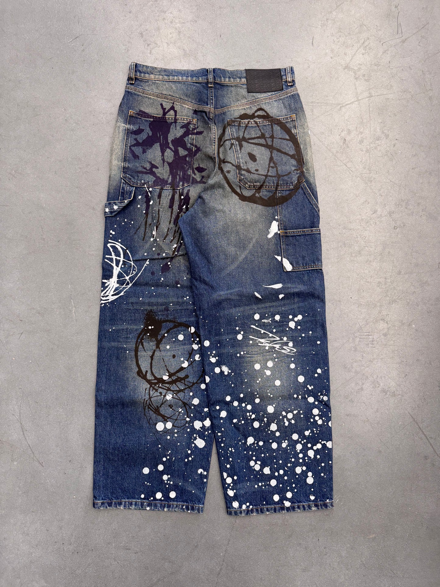 MARC JACOBS FUTURA PAINTED OVERSIZED JEAN SIZE 31 (CC)