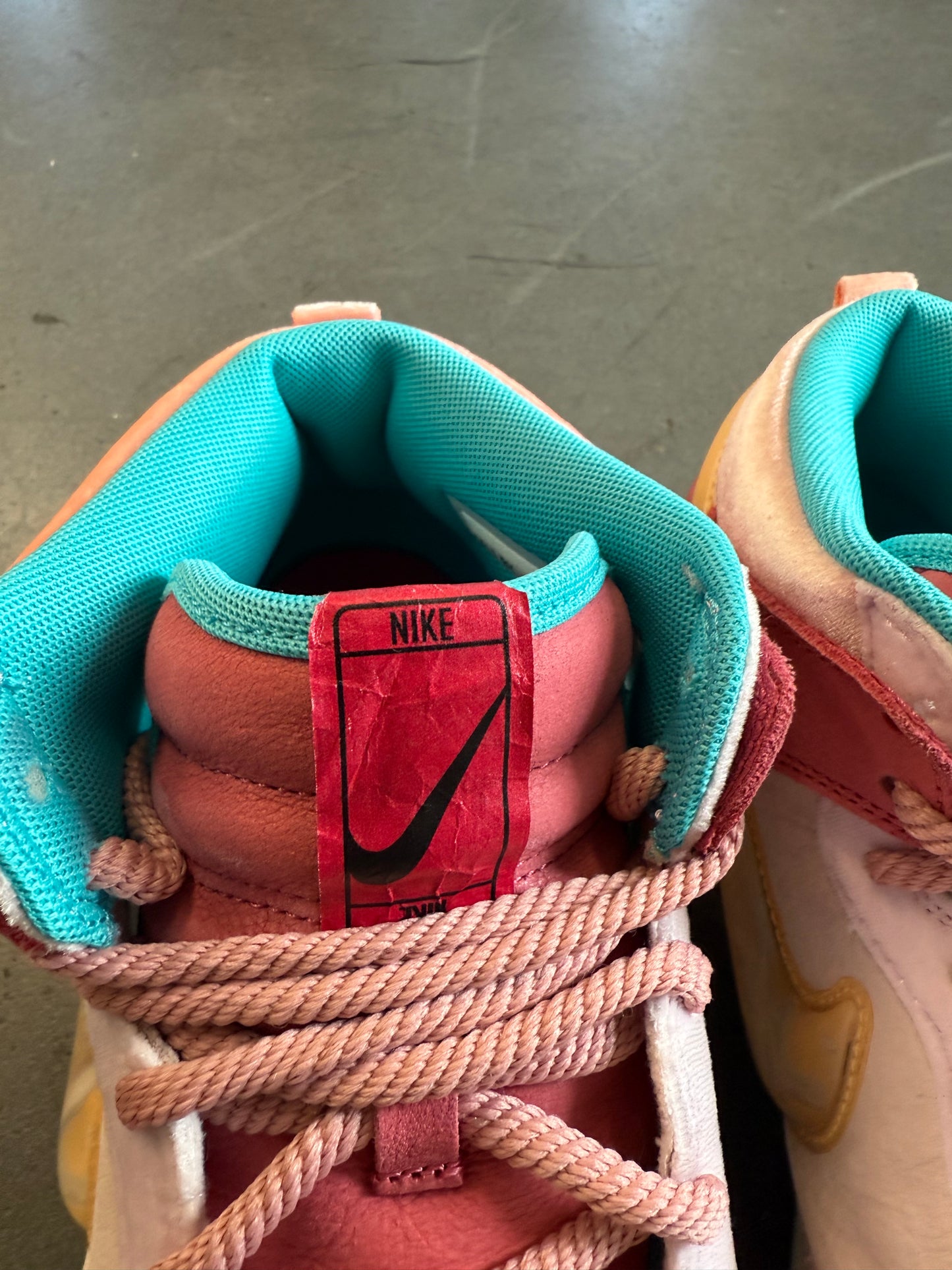 2021 SIZE 11 NIKE DUNK MID SOCIAL STATUS FREE LUNCH STRAWBERRY MILK (PRE-OWNED NO BOX)