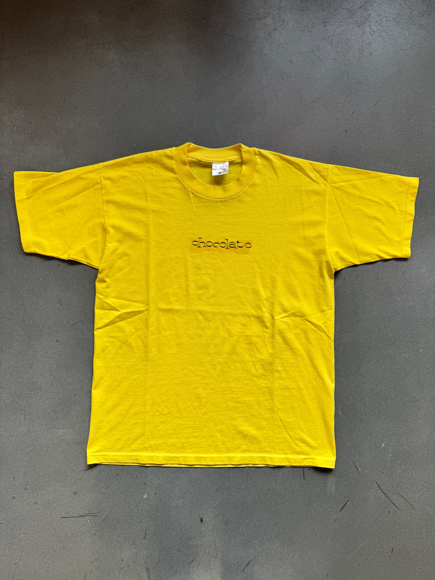 90'S CHOCOLATE SKATEBOARD FACTORY TEE (CHOCOLATE TAG)