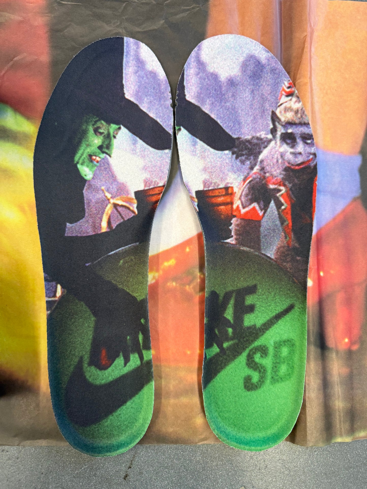 2024 SIZE 12 NIKE SB DUNK LOW THE WIZARD OF OZ POPPY FIELD (PRE-OWNED WITH BOX)