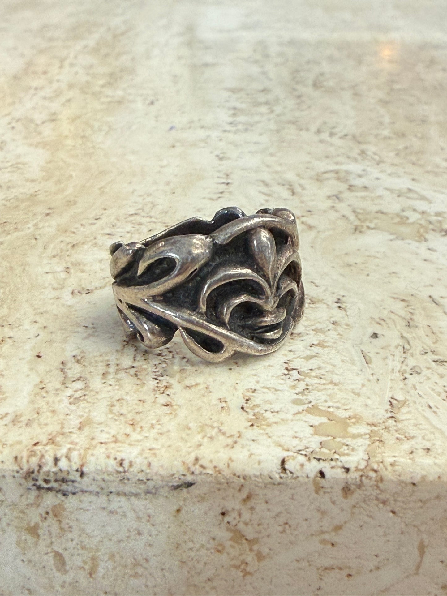 VINTAGE FLORAL FLEUR DE LIS SILVER RING (12.1 GRAMS)
