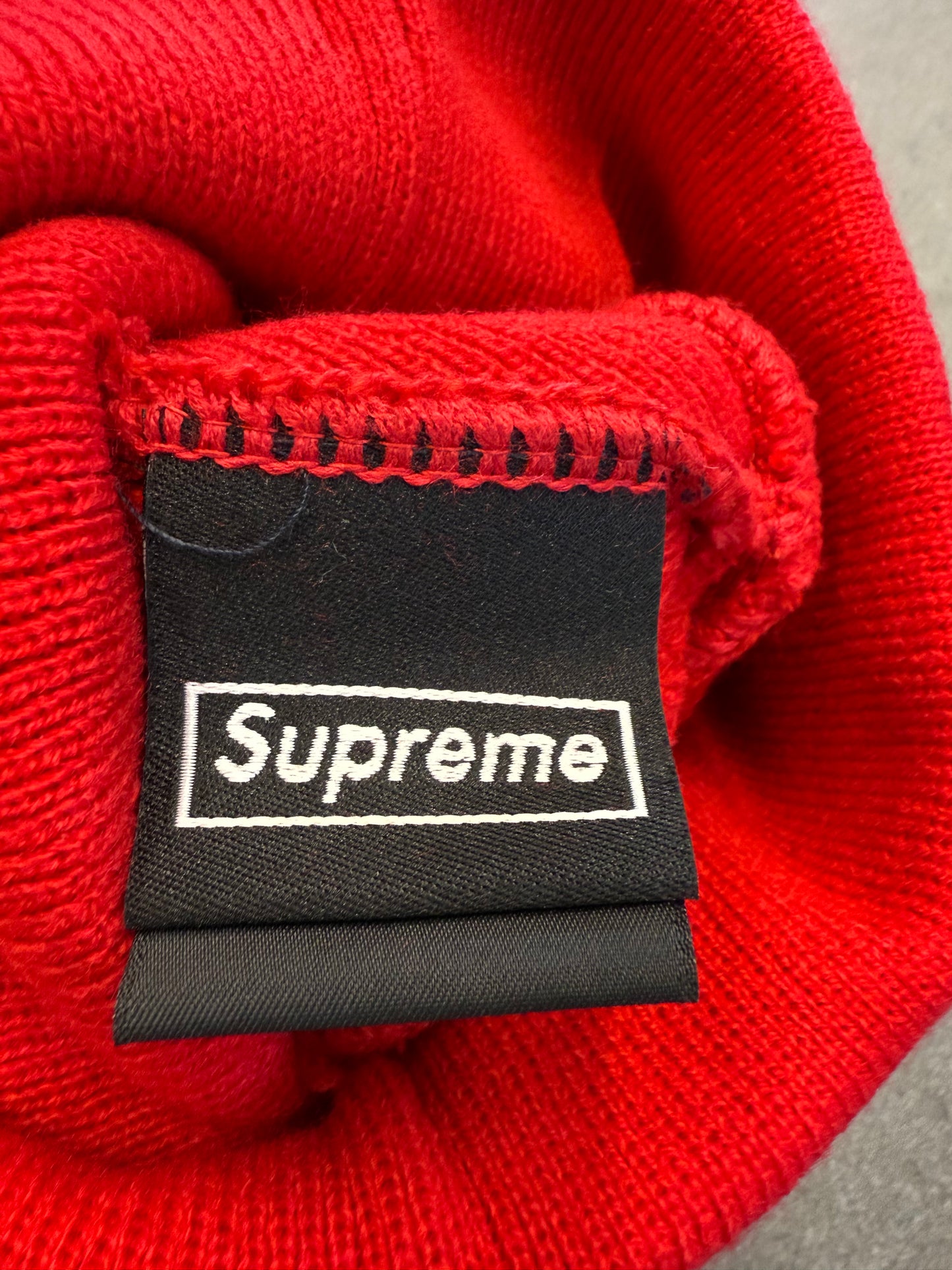 FW23 SUPREME NEW ERA BOX LOGO BEANIE - RED