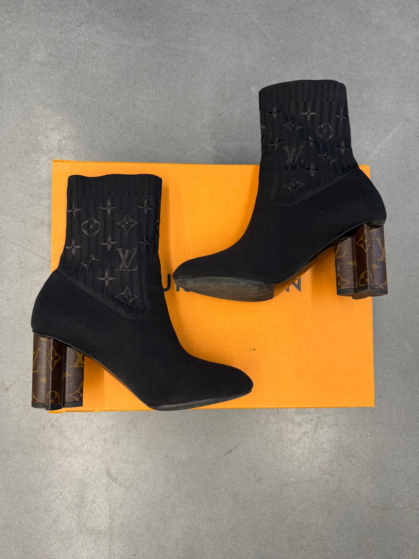 LV SIZE 36.5 (US 6.5) LOUIS VUITTON SILHOUETTE ANKLE BOOTS - BLACK (PRE-OWNED WITH BOX)