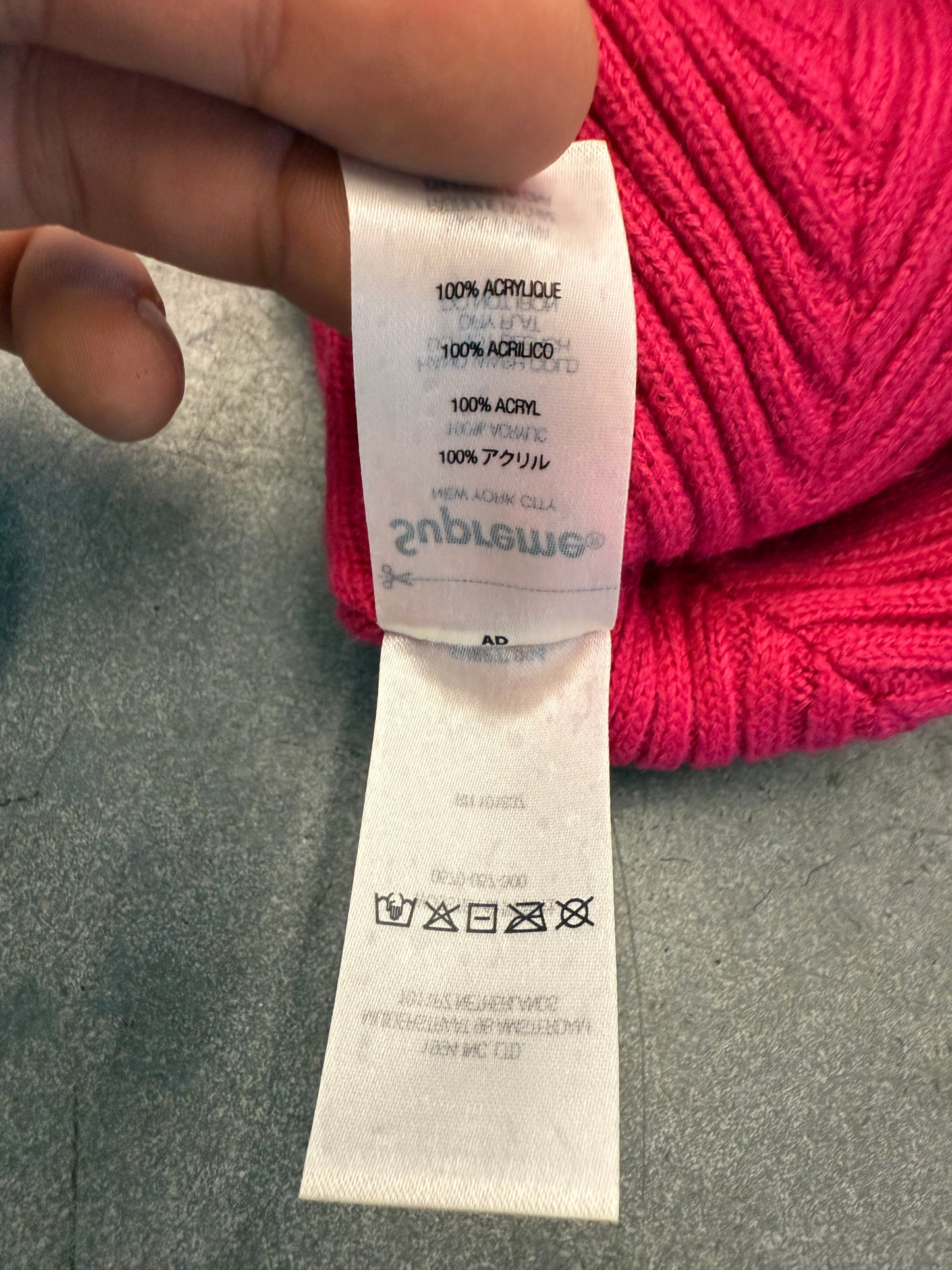 FW22 SUPREME PROPERTY LABEL BEANIE MAGENTA