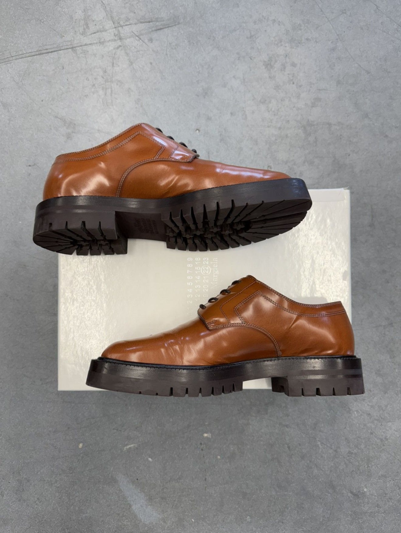SIZE 40 MAISON MARGIELA TAN TABI LACE-UP DERBYS (PRE-OWNED WITH BOX)