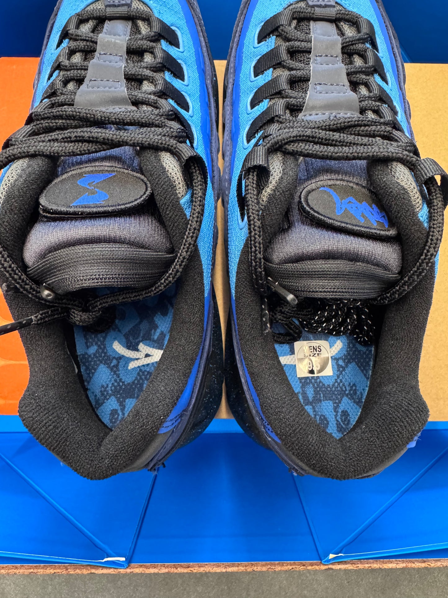 2024 SIZE 9.5 NIKE AIR MAX 95 & NIKE AIR FORCE 1 LOW STASH SPECIAL BOX (WITH POSTER) (SIGNED) (BRAND NEW OG ALL)