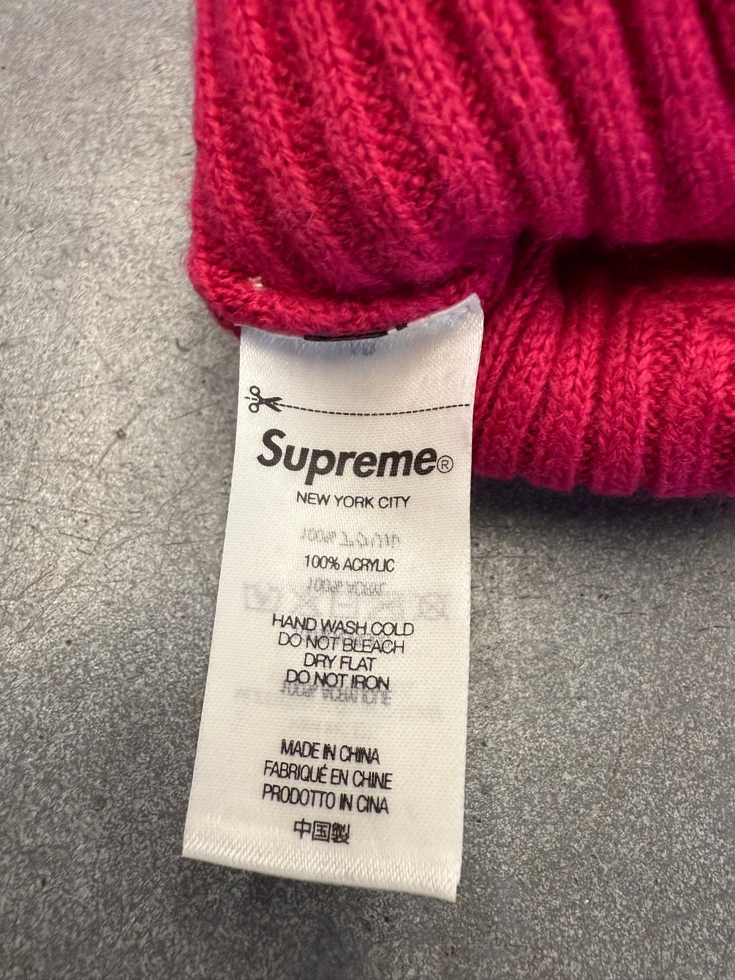 FW22 SUPREME PROPERTY LABEL BEANIE MAGENTA