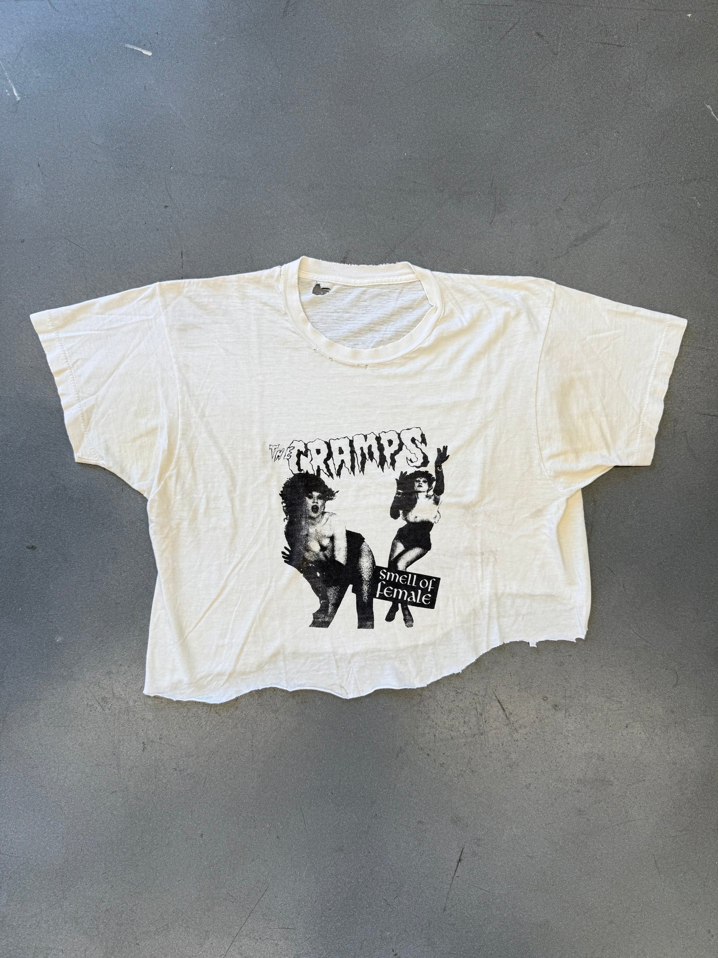 1983 THE CRAMPS SMELL OF FEMALE CROPPED TEE (PULLED TAG)