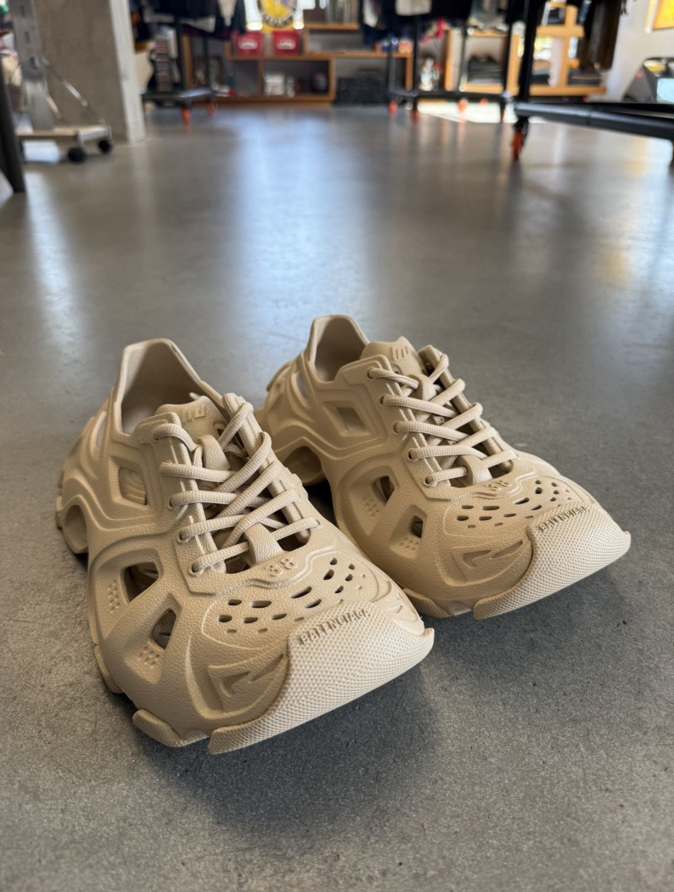 SIZE 38 BALENCIAGA HD LACE UP MOLDED EVA LOW-TOP SNEAKER (PRE-OWNED, NO BOX)
