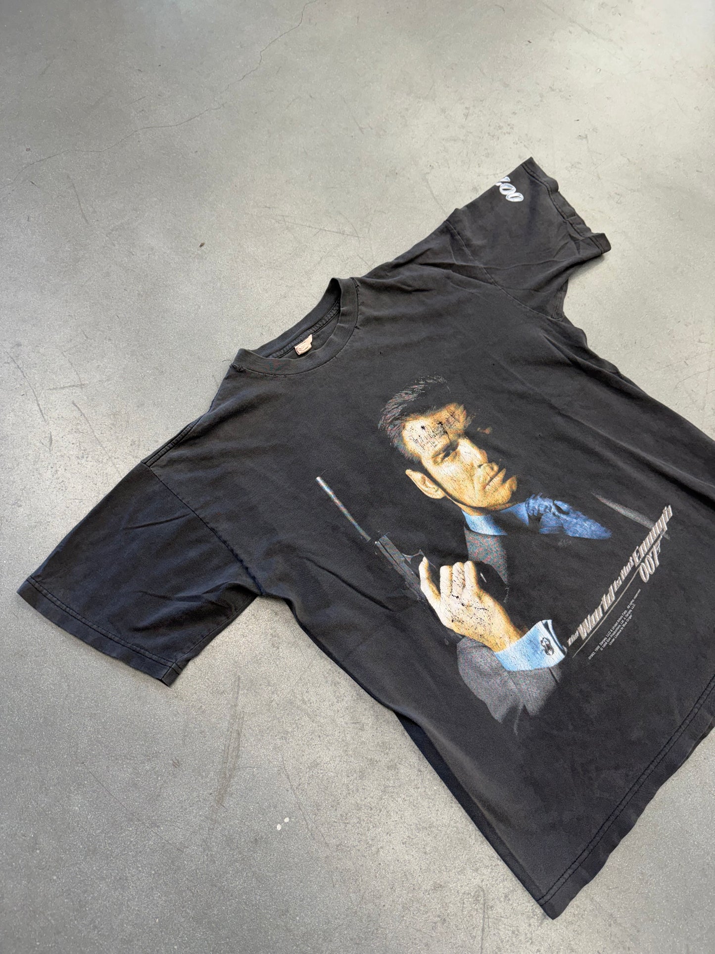 1999 007 THE WORLD IS NOT ENOUGH MOVIE TEE (FADED TAG)
