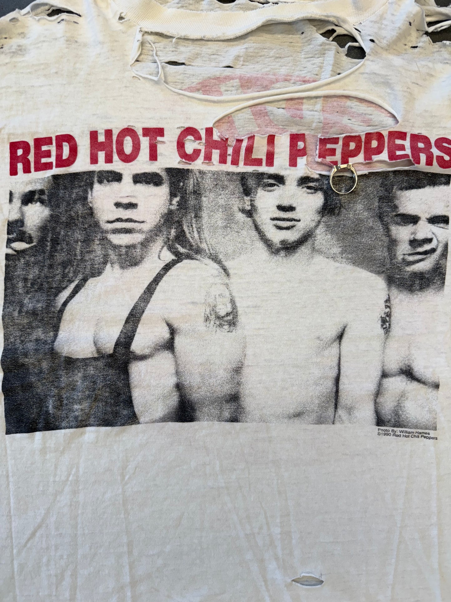 1990 RED HOT CHILI PEPPERS PHOTO BY WILLIAM HAMES THRASHED TEE