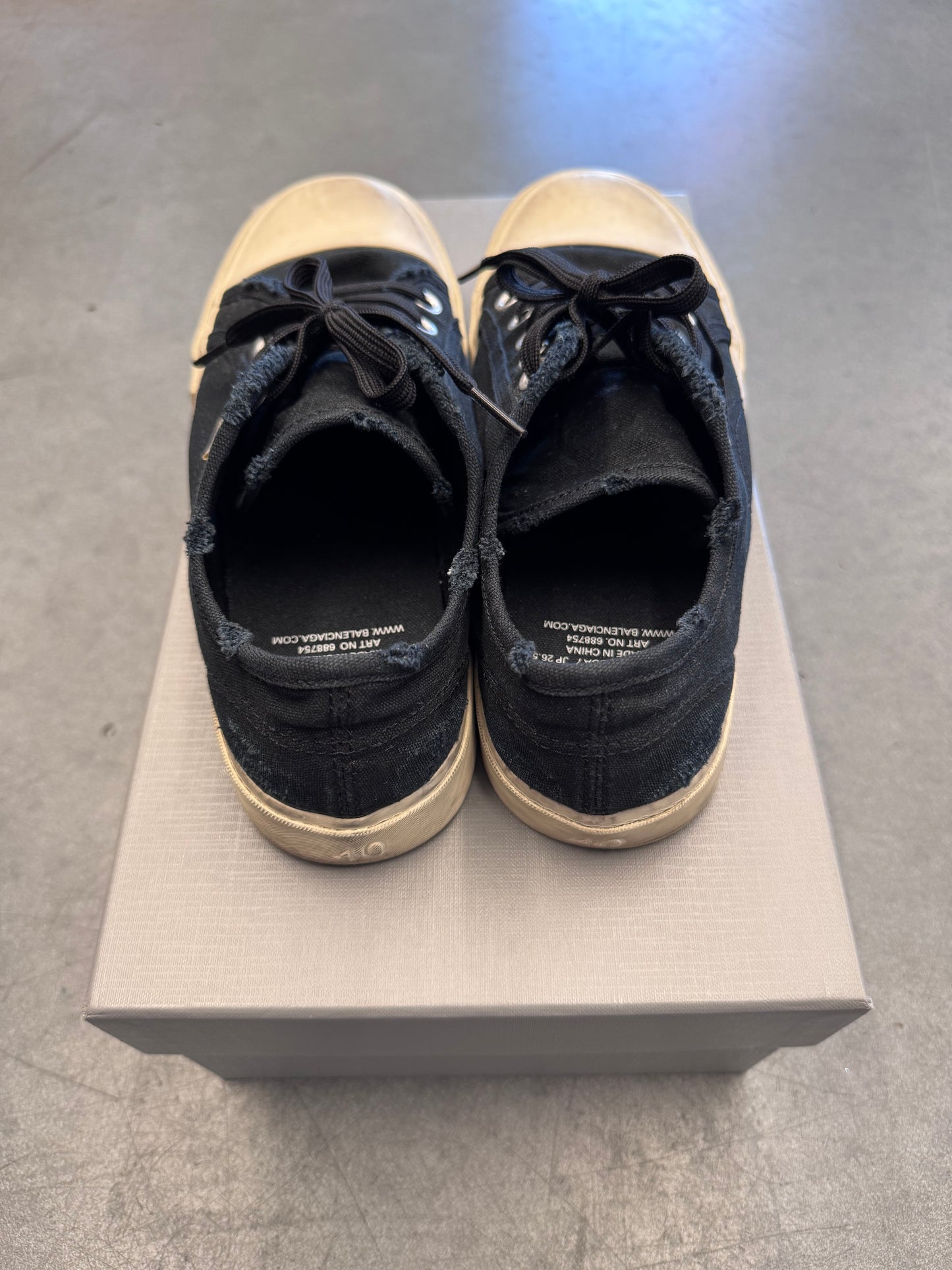 SIZE 40 BALENCIAGA PARIS CANVAS LOW SNEAKER - BLACK/WHITE (PRE OWNED WITH BOX)