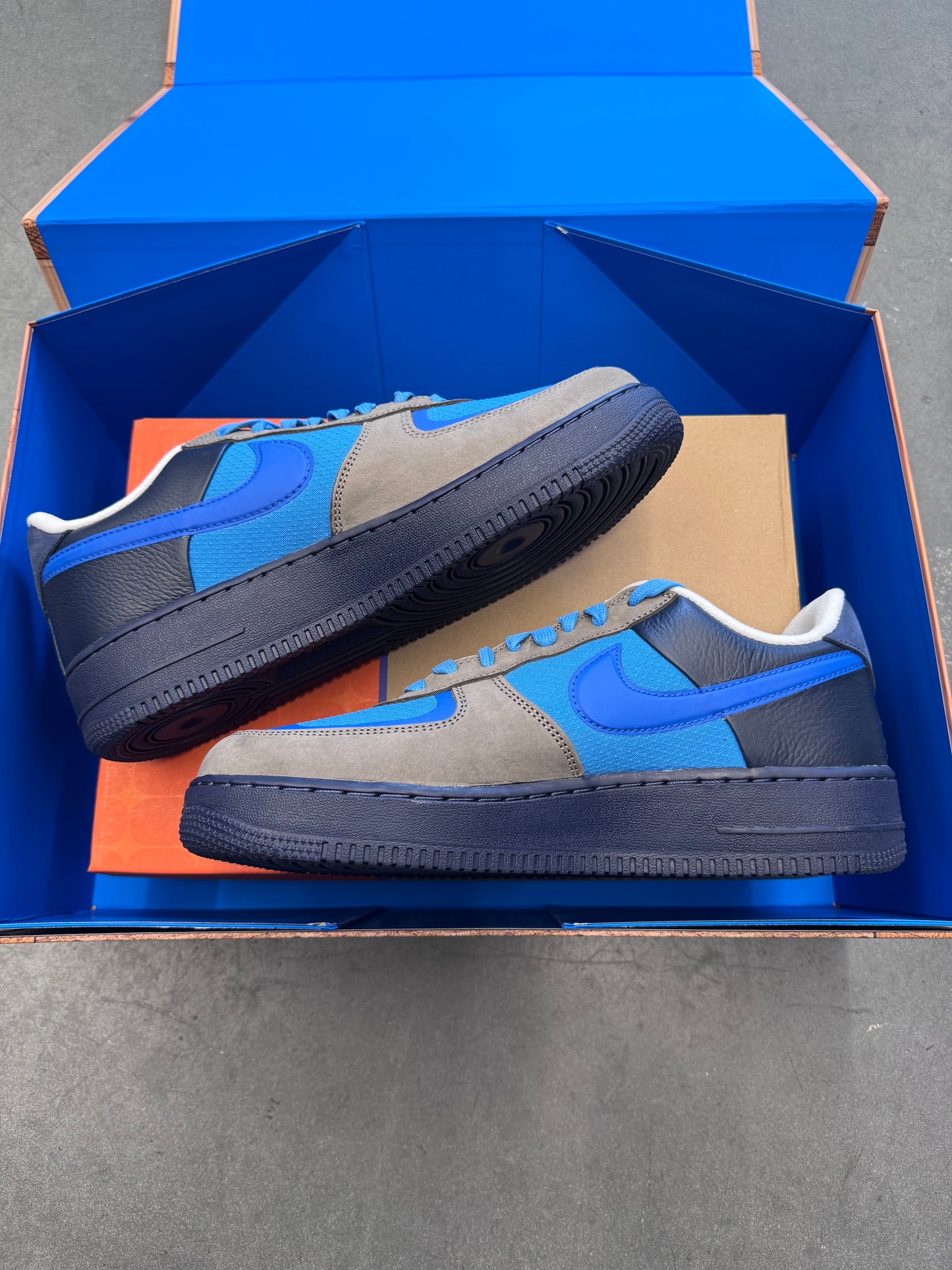 2024 SIZE 9.5 NIKE AIR MAX 95 & NIKE AIR FORCE 1 LOW STASH SPECIAL BOX (WITH POSTER) (SIGNED) (BRAND NEW OG ALL)