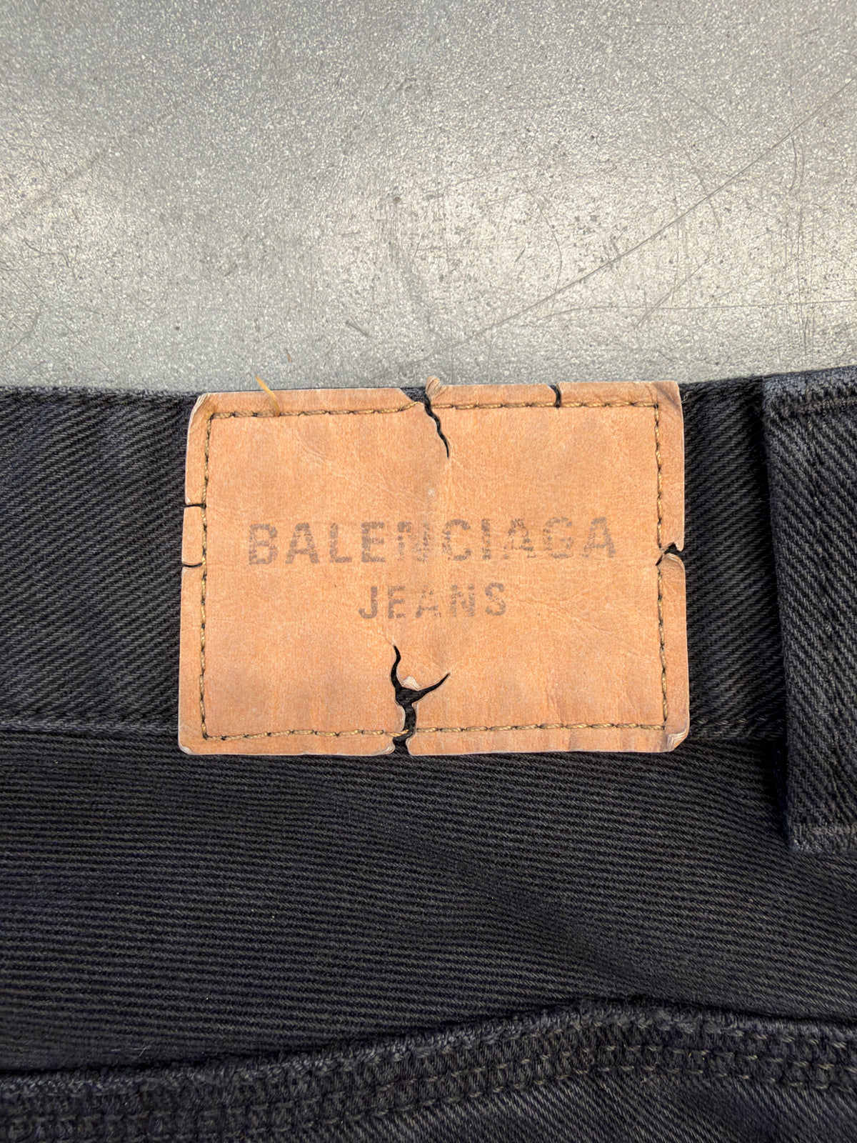 FW25 BALENCIAGA RIPPED OFF BAGGY DOUBLE KNEE JEANS - WASHED BLACK