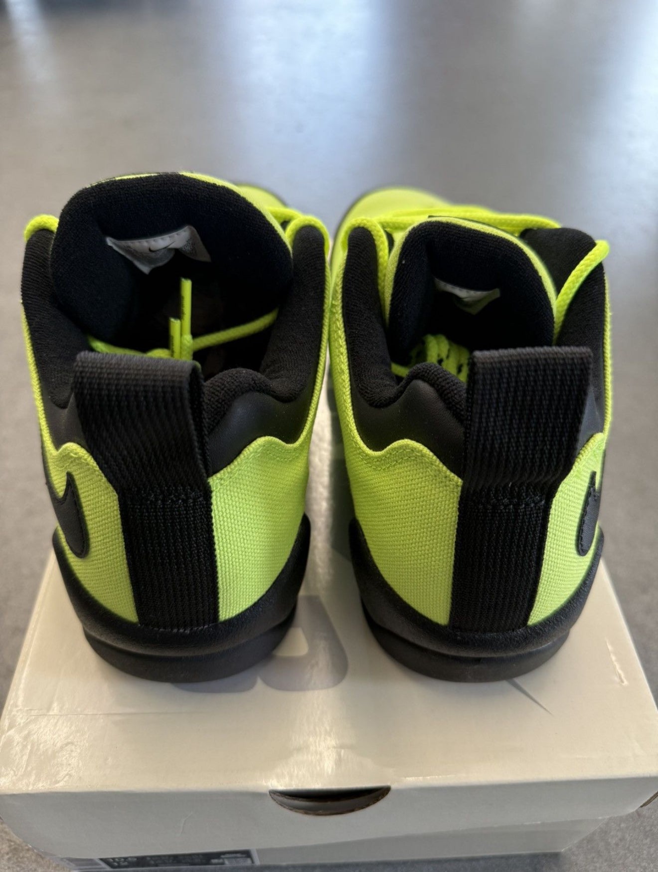 SIZE 10.5M NIKE SB DARWIN LOW SUPREME VOLT (BRAND NEW, WITH BOX)