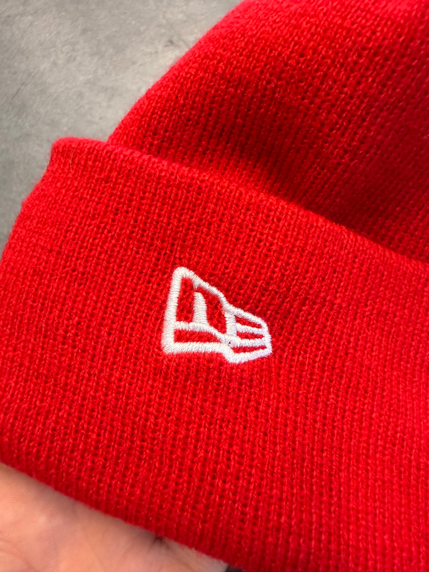FW23 SUPREME NEW ERA BOX LOGO BEANIE - RED