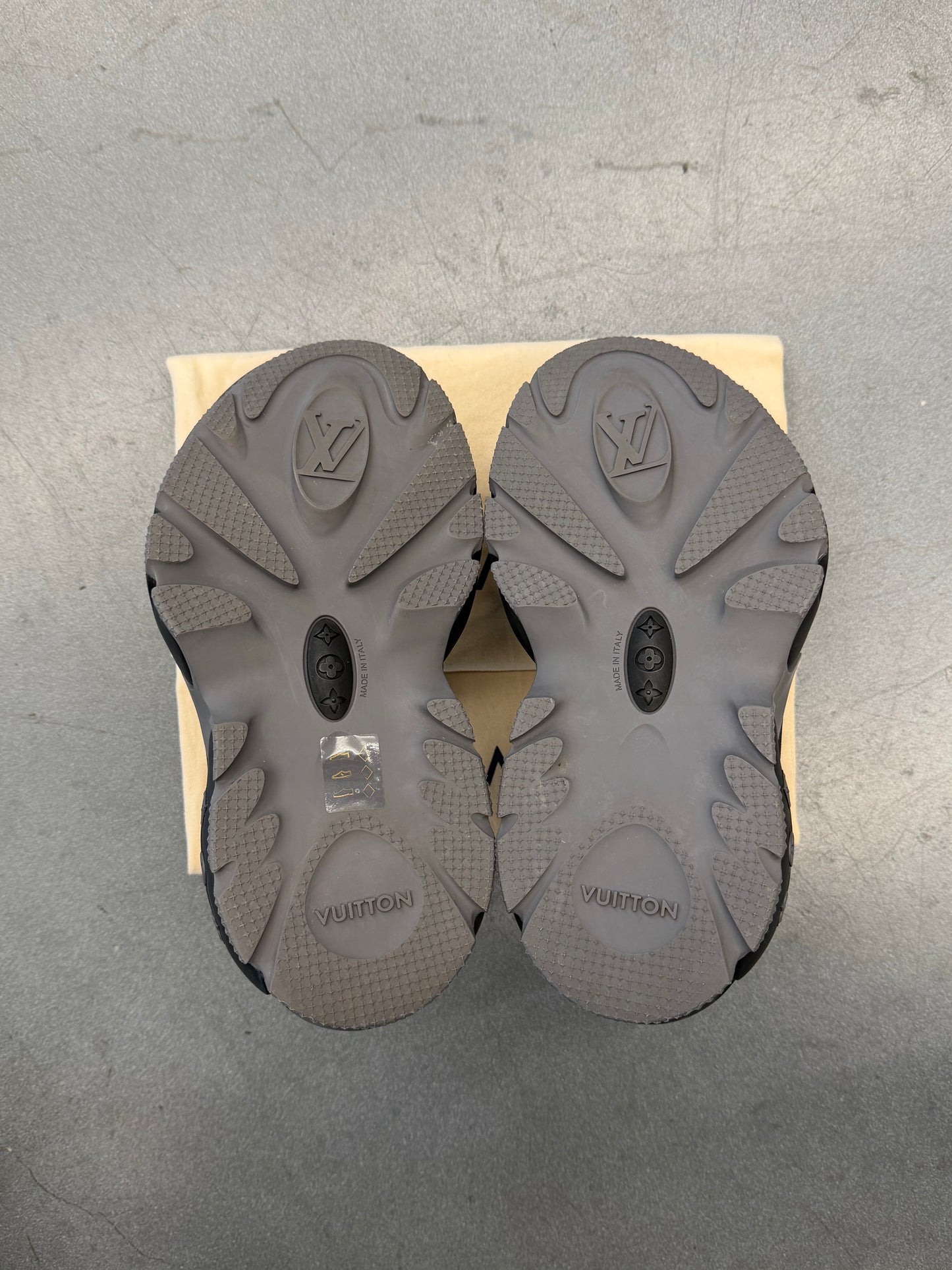 SIZE 7 LOUIS VUITTON RUBBER SHARK CLOGS (PRE-OWNED NO BOX)