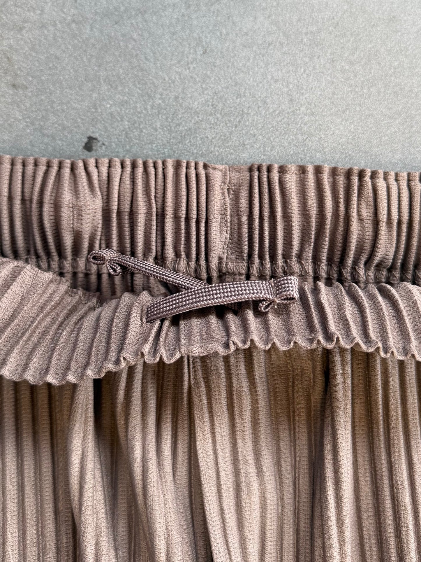 HOMME PLISSE ISSEY MIYAKE PLEATED PANTS - ALPACA BROWN