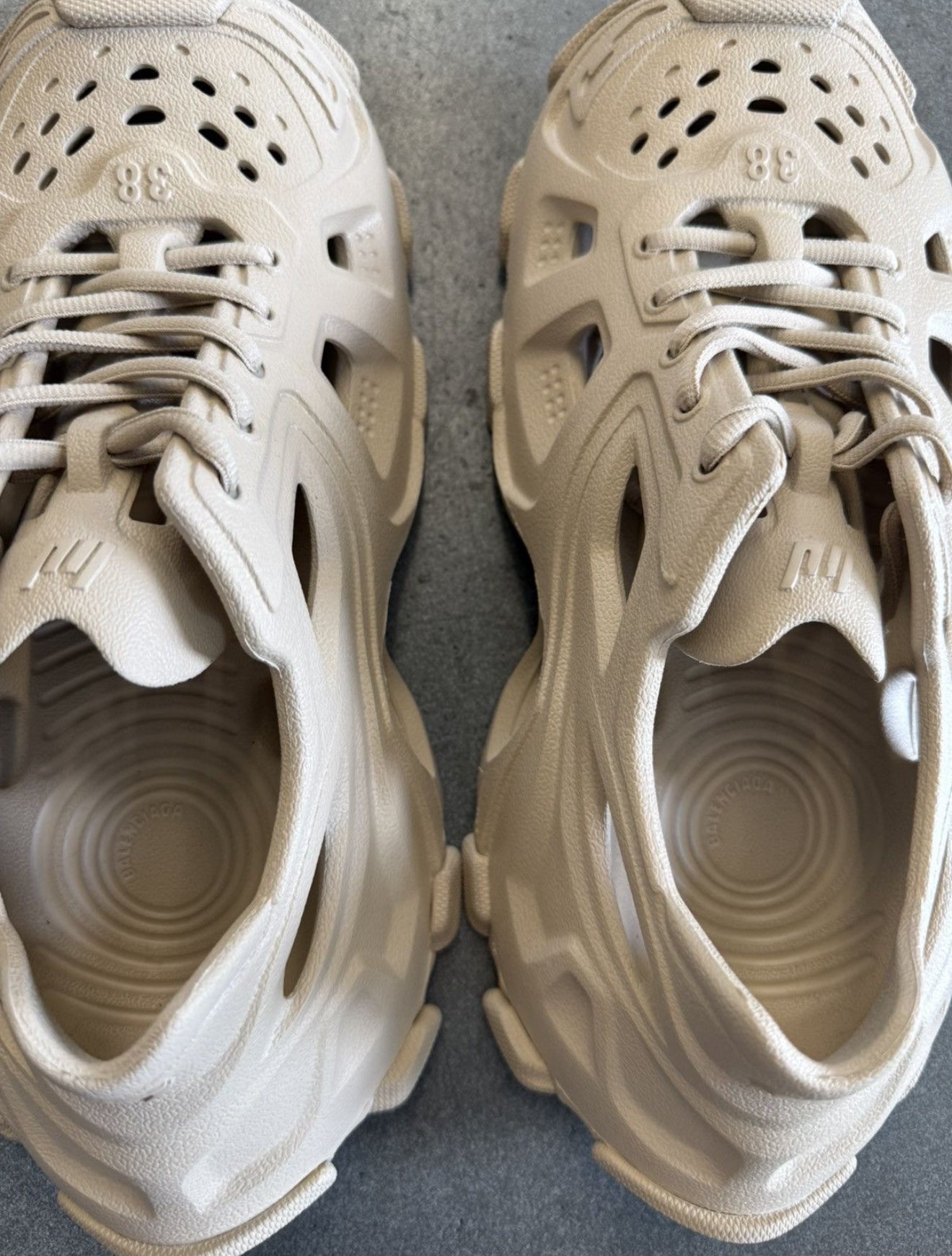 SIZE 38 BALENCIAGA HD LACE UP MOLDED EVA LOW-TOP SNEAKER (PRE-OWNED, NO BOX)