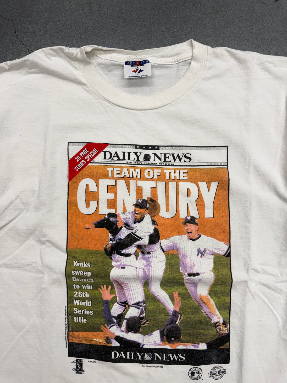 1999 MLB NEW YORK YANKEES WORLD SERIES CHAMPIONS DAILY NEWS TEAM OF THE CENTURY TEE (JERZEES TAG)