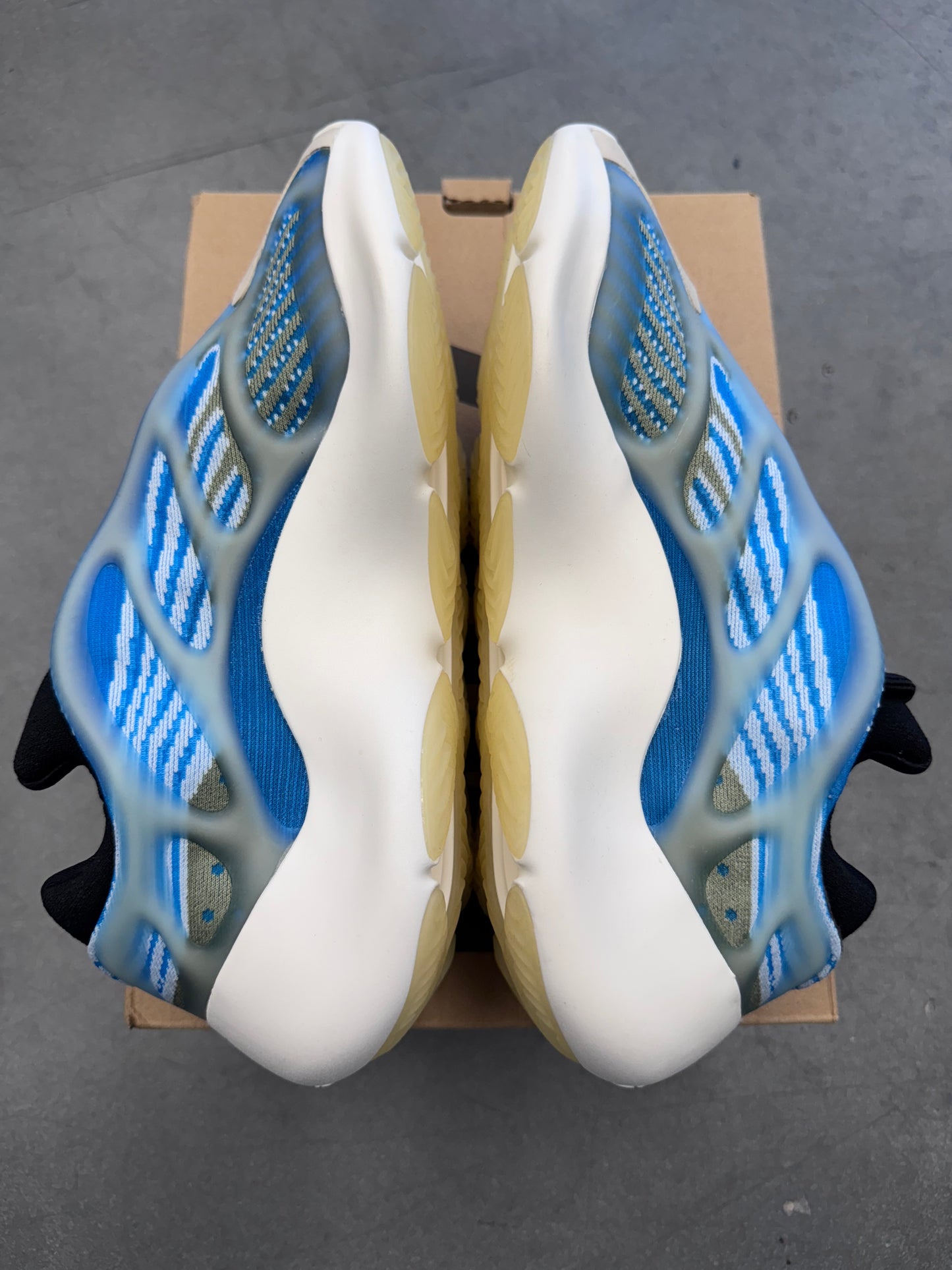 2020 SIZE 8 YEEZY 700 V3 ARZARETH (NEW WITH BOX)