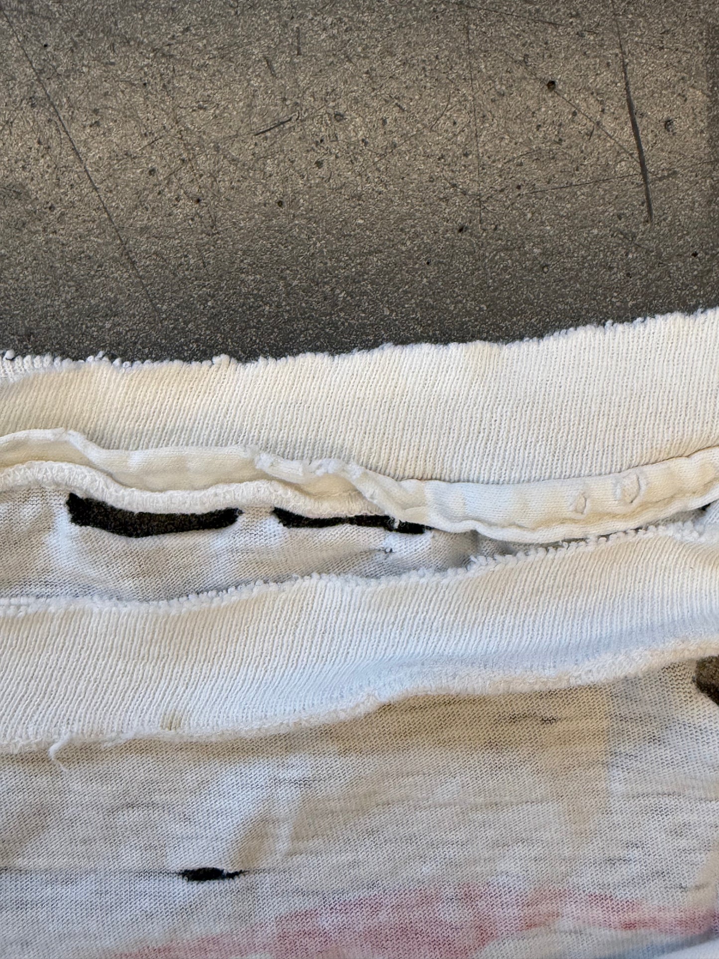 1990 RED HOT CHILI PEPPERS PHOTO BY WILLIAM HAMES THRASHED TEE