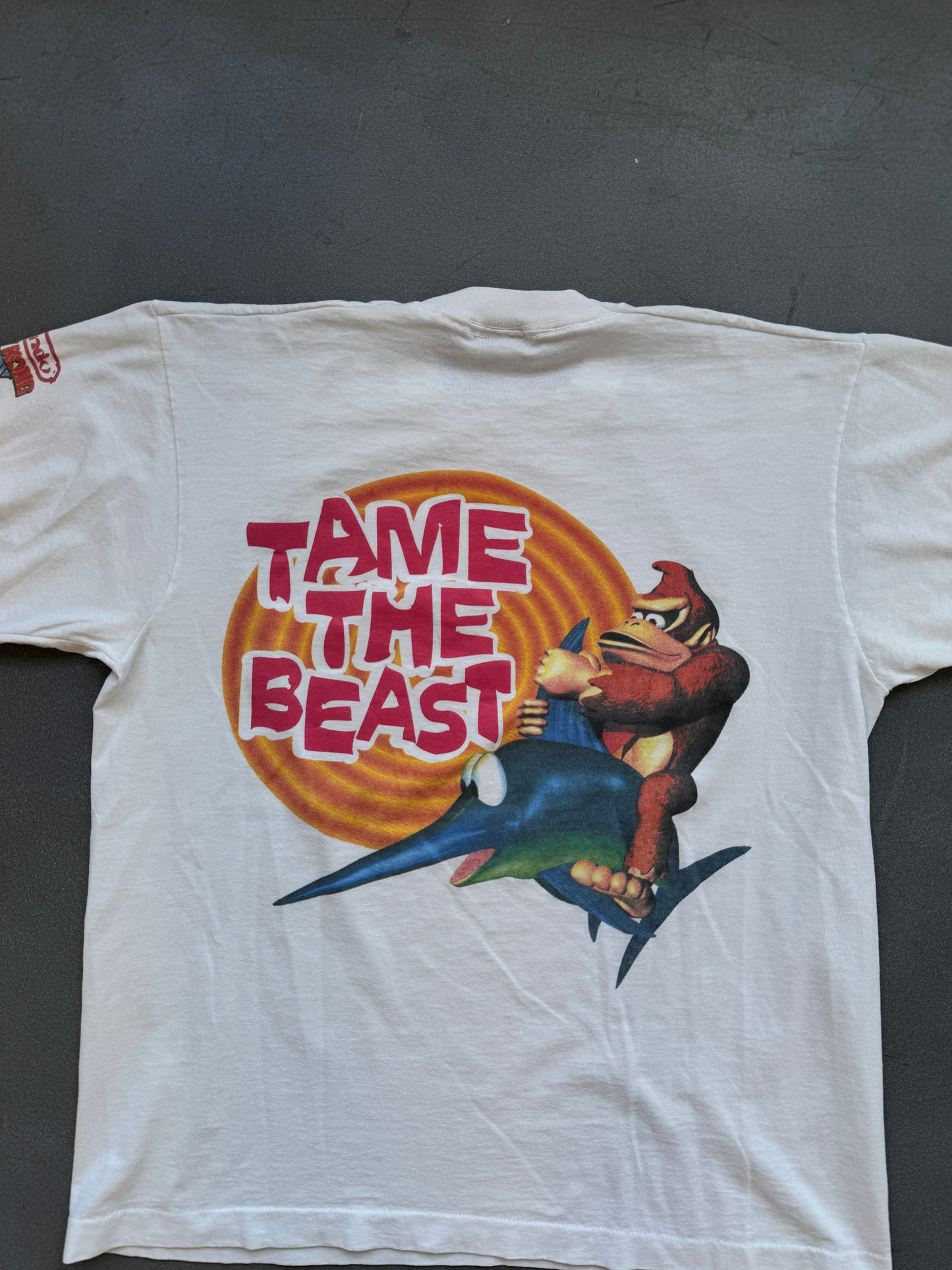 90'S DONKEY KONG COUNTRY "TAME THE BEAST" TEE (FOTL TAG)