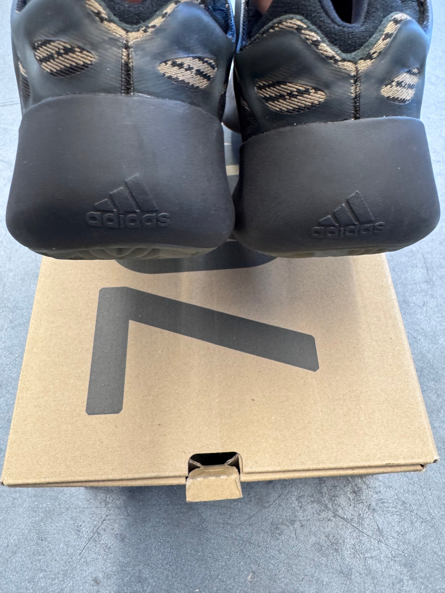 2020 SIZE 8 YEEZY 700 V3 CLAY BROWN (PRE-OWNED WITH BOX)