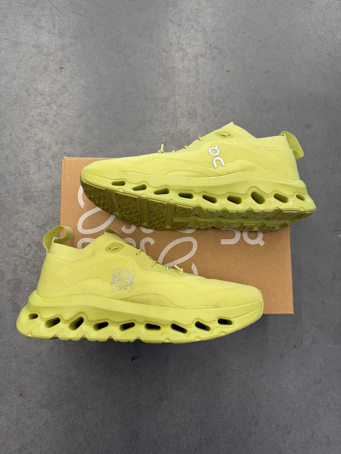 2023 SIZE 8 CLOUDTILT LOEWE - LIME GREEN (PRE-OWNED WITH BOX)